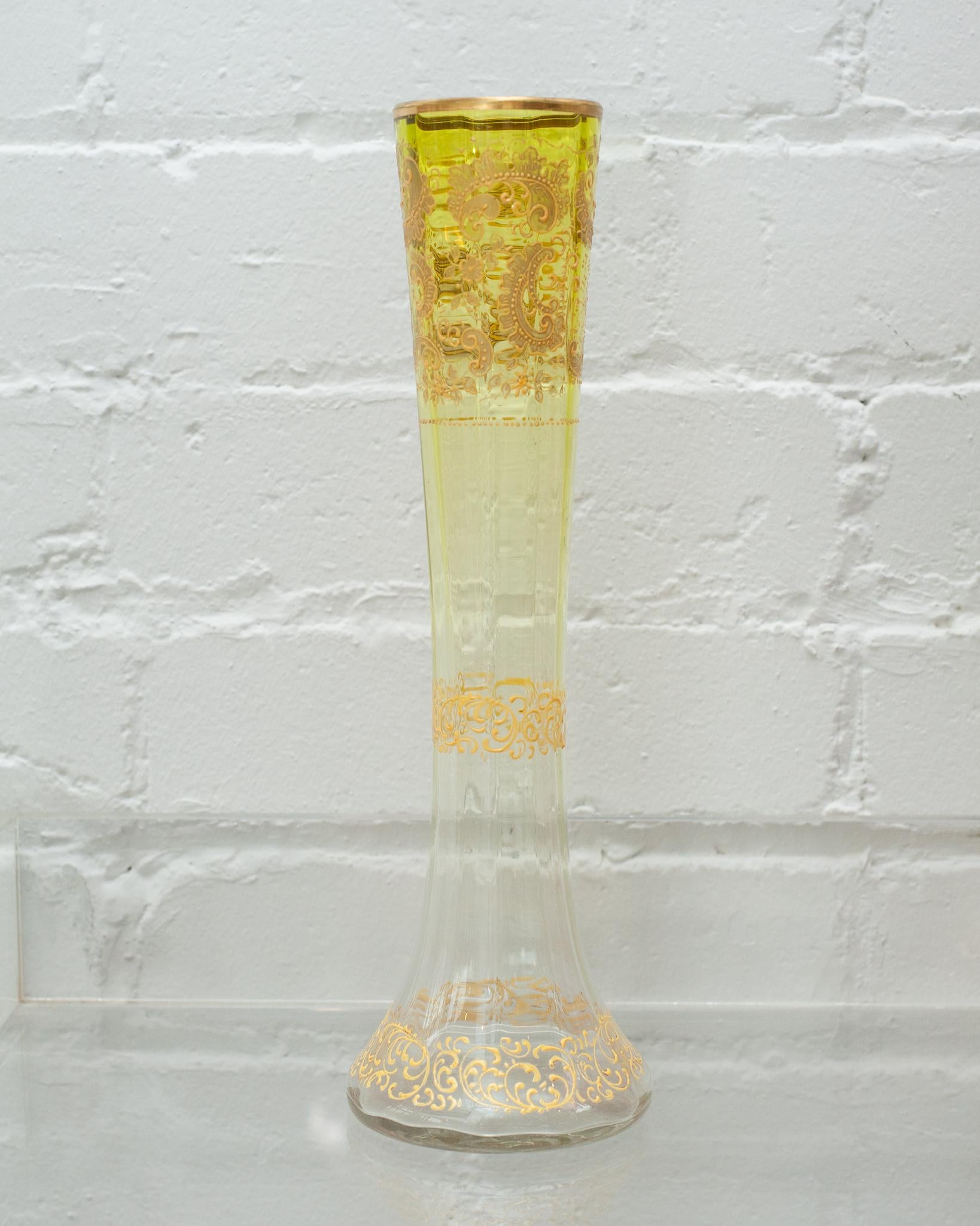 Magnifique vase évasé antique de Moser en cristal jaune à clair délavé, avec des détails dorés. Très belle réalisation et en excellent état pour son âge. Un bel exemple de l'artisanat bohémien du début du siècle.