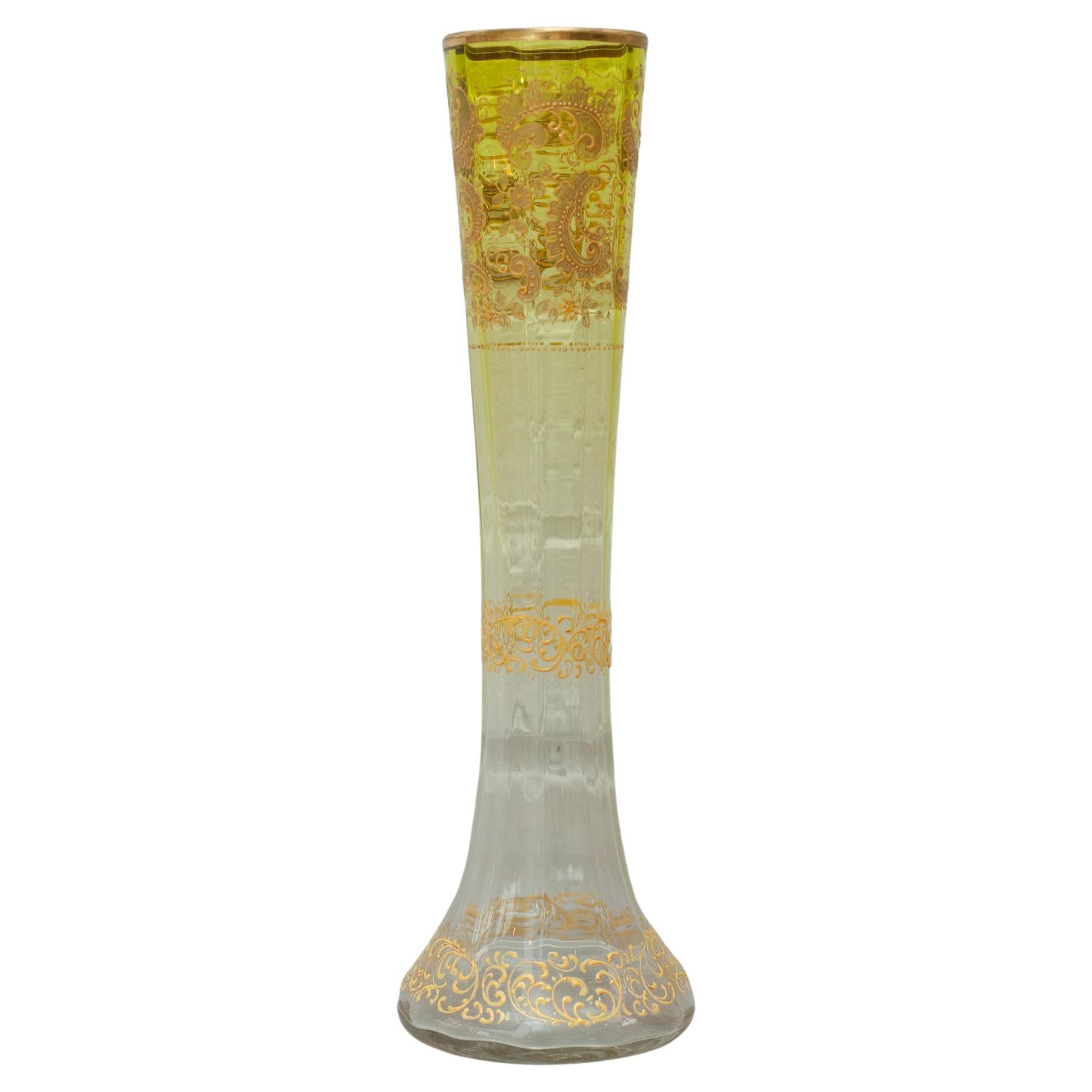 Antike Moser-Vase aus ausgestelltem gelbem bis klarem Kristall mit verschnörkelter Vergoldung