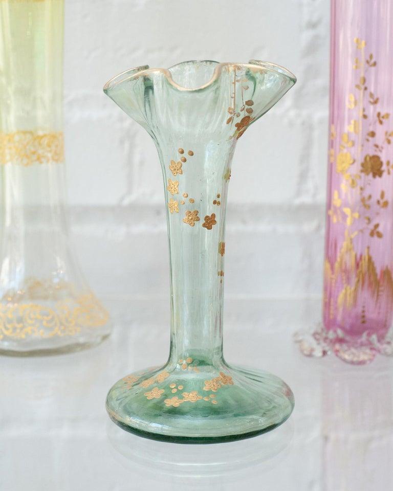 Magnifique vase évasé antique de Moser, avec des détails floraux dorés. Très belle réalisation et en excellent état pour son âge. Un bel exemple de l'artisanat bohémien du début du siècle.