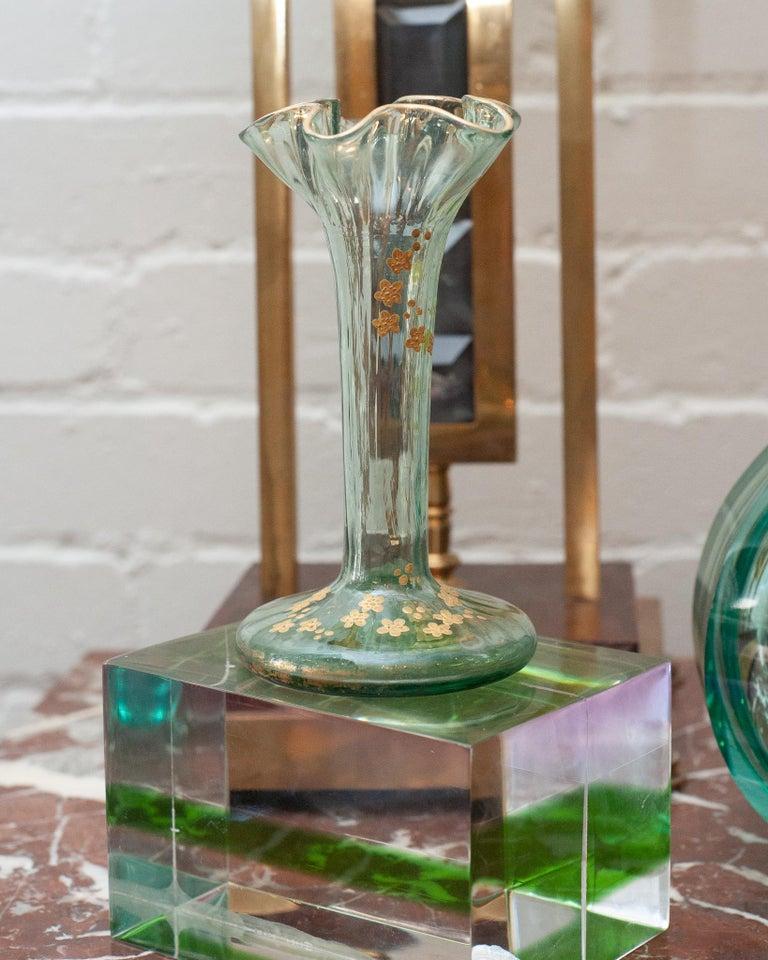 Tchèque Ancien vase à bourgeons évasé en vert clair de Moser avec dorure florale en vente