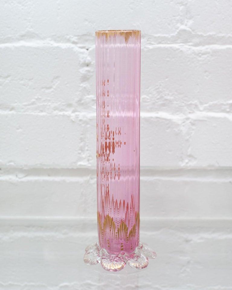 Antike Moser Light Pink Straight Bud Vase mit floraler Vergoldung (Tschechisch) im Angebot