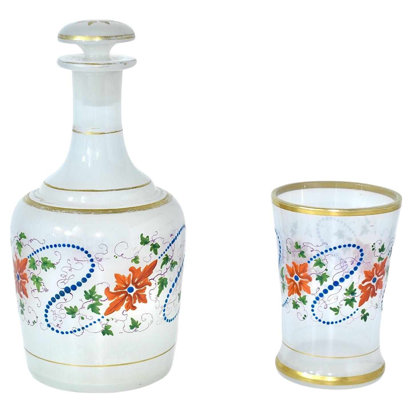 Botella y vaso antiguos Moser de vidrio esmaltado opalino, Siglo XIX