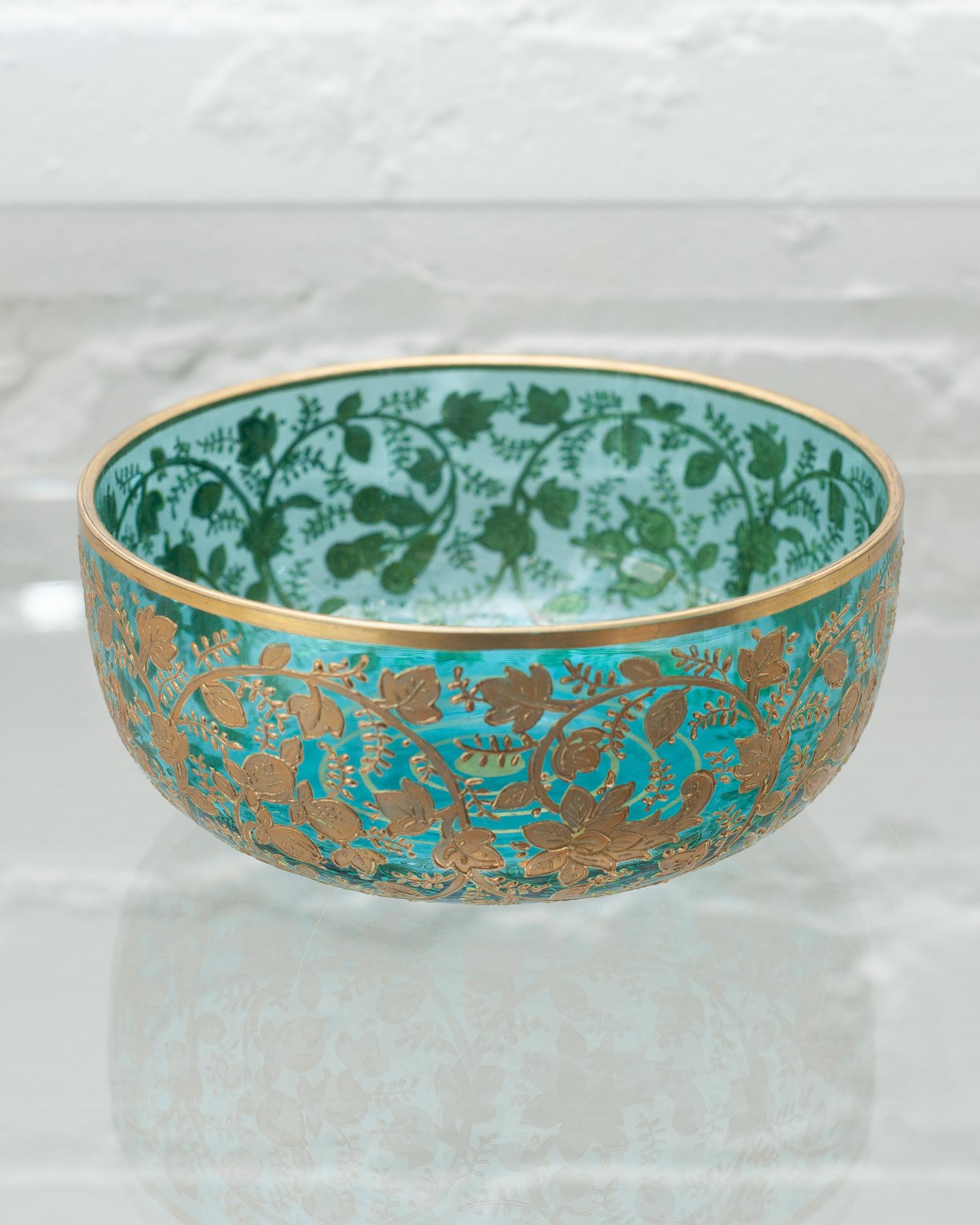 Superbe bol ancien en cristal turquoise de Moser avec une lourde dorure florale en or.
