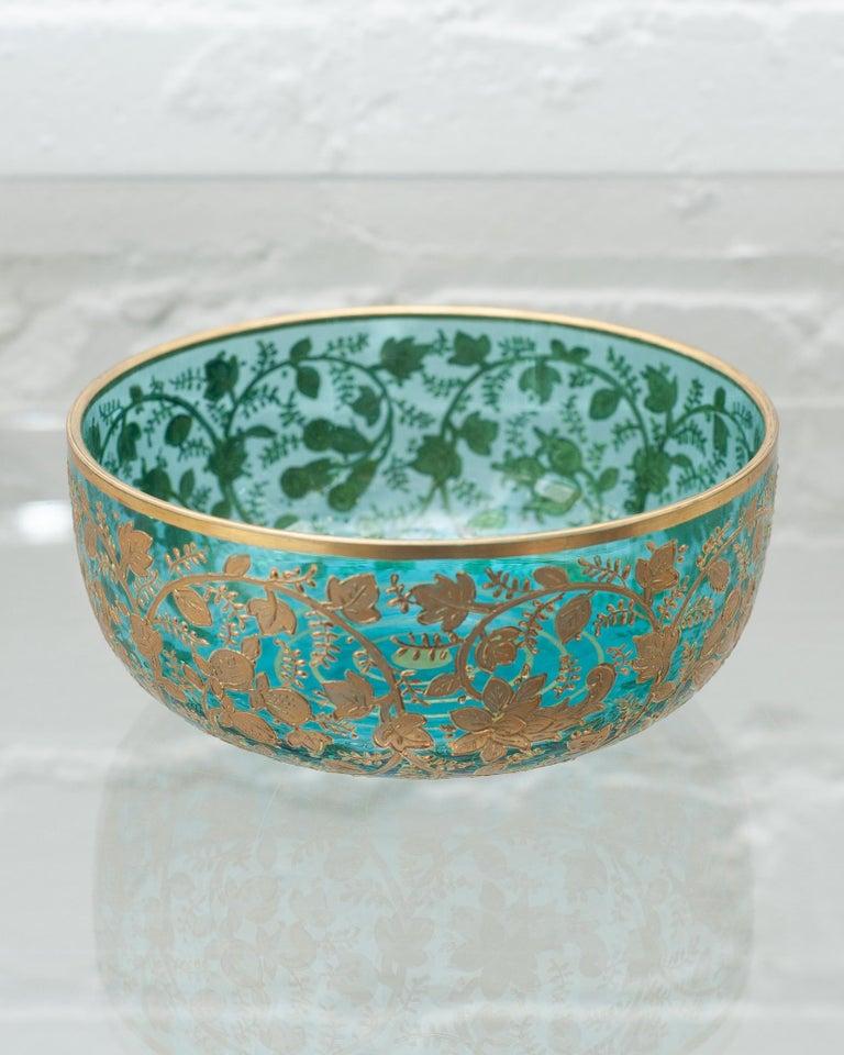 Une superbe coupe ancienne en cristal turquoise de Moser avec une forte dorure florale.