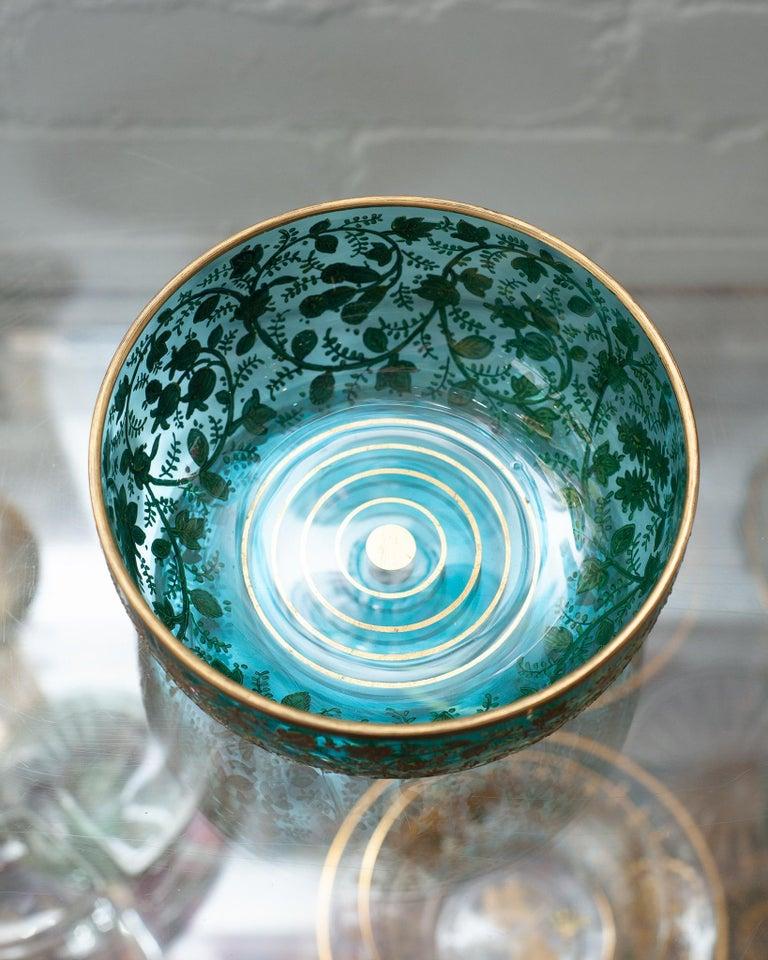 Tchèque Ancienne coupe en cristal turquoise de Moser avec dorure florale lourde en vente