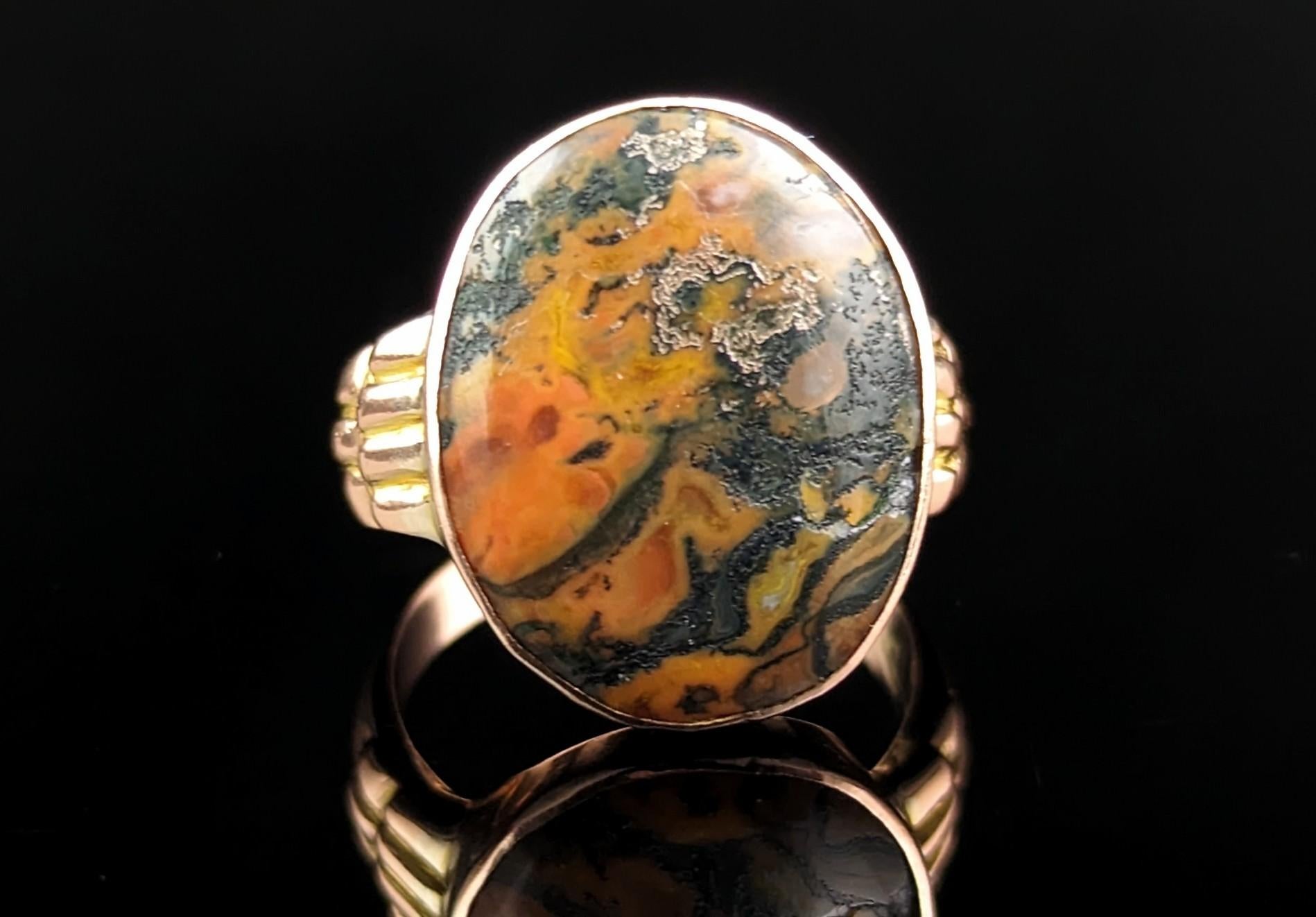 This stylish antique 9ct gold and Moss agate signet ring is the perfect pinky ring choice!

It has an oval shaped face set with a rich and vibrant moss agate stone, the agate has lovely tones ranging from orange to dark green.

It has chunky stepped