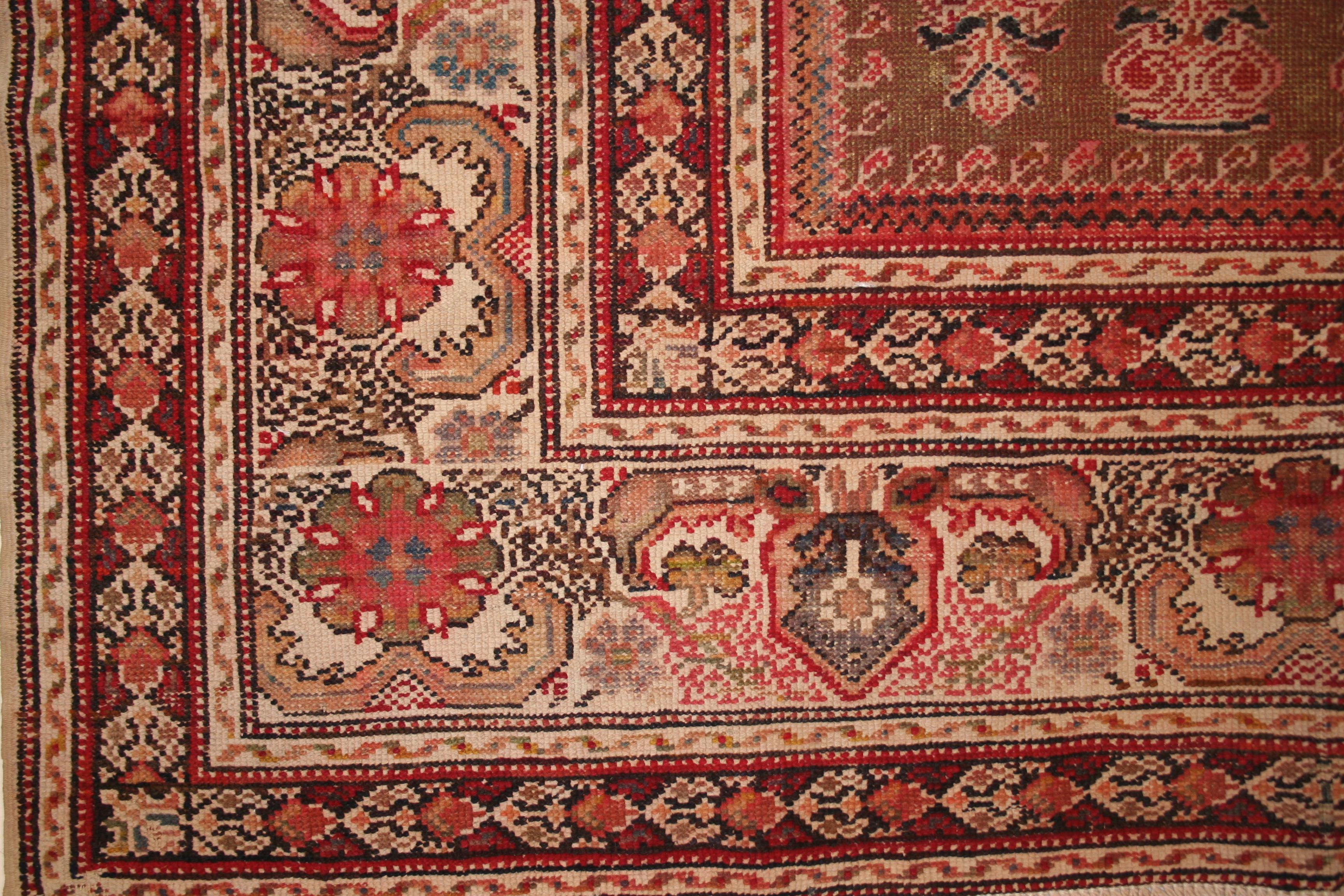 Antike anatolische Nischendesign-Teppiche, die auch als Gebetsteppiche bezeichnet werden, sind im Westen seit dem späten 19. Jahrhundert äußerst beliebt. Diese sind durch ein Directional-Muster definiert, das aus einem zentralen Nischenelement