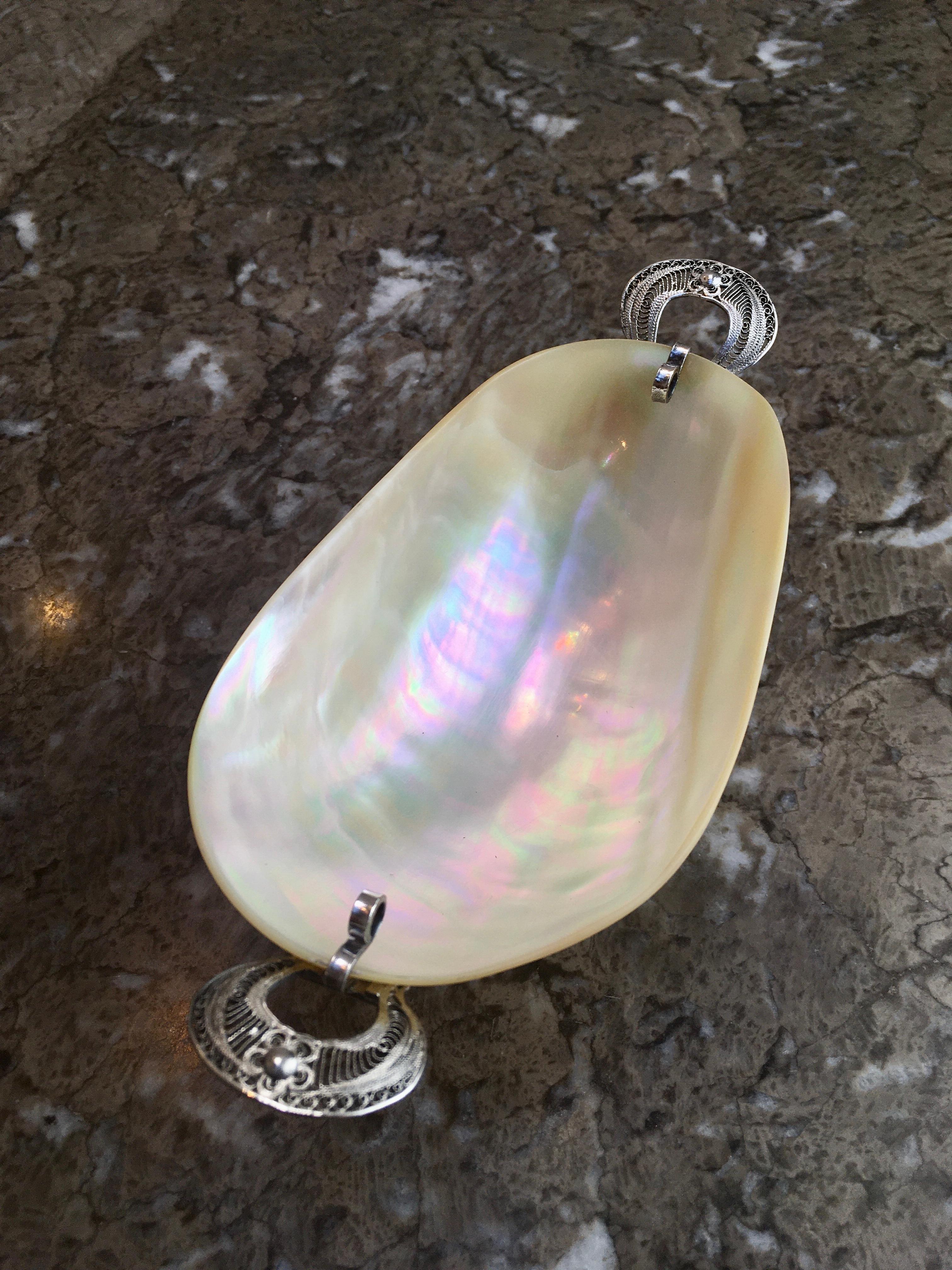 A fine antique mother-of-pearl caviar bowl, mounted in a filigree silver footed stand, with a set of three mother-of-pearl caviar spoons with matching cocktail forks. 

Circa 1900, of Indian origin, probably Karimnagar filigree. The silver frame