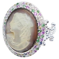 Antiguo Anillo de Cóctel de Madreperla Camafeo, Diamantes, Zafiros y Tsavorita.