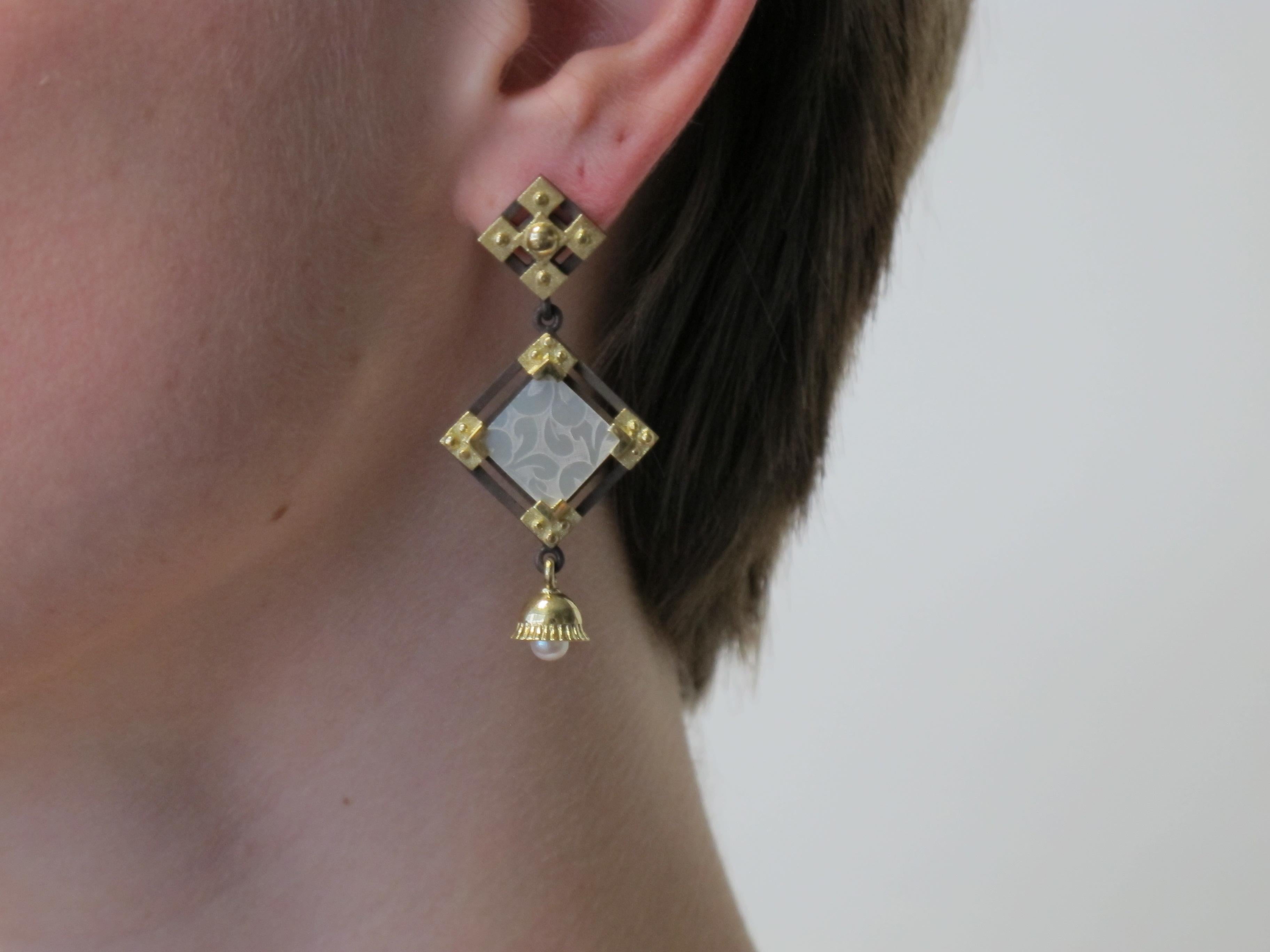 Antike Perlmutt-Spielmarke, 18k Gold und Silber, quadratische Ohrringe Damen im Angebot