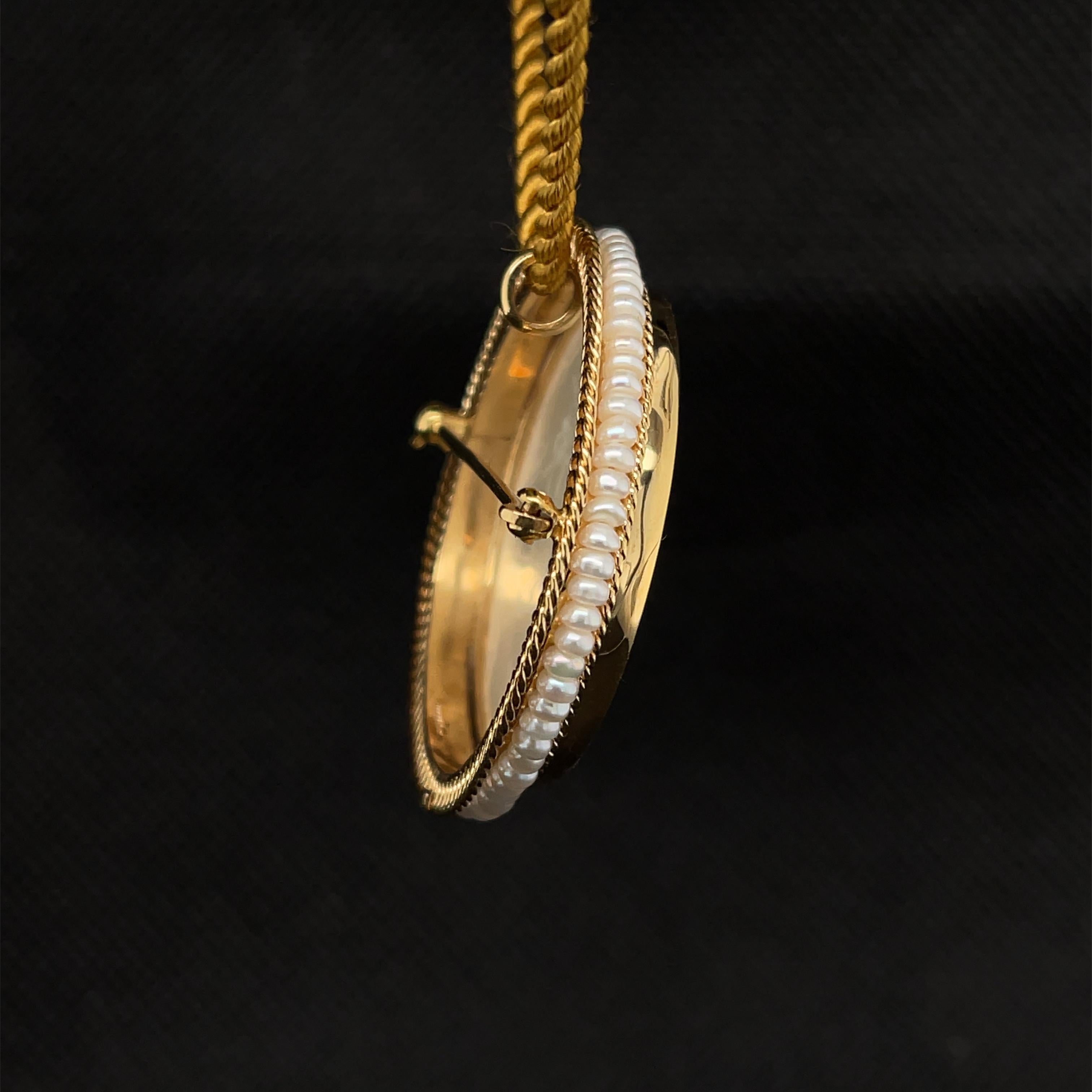 Perle Pendentif broche ancienne en or jaune avec contrepoids de jeu en nacre et perles naturelles