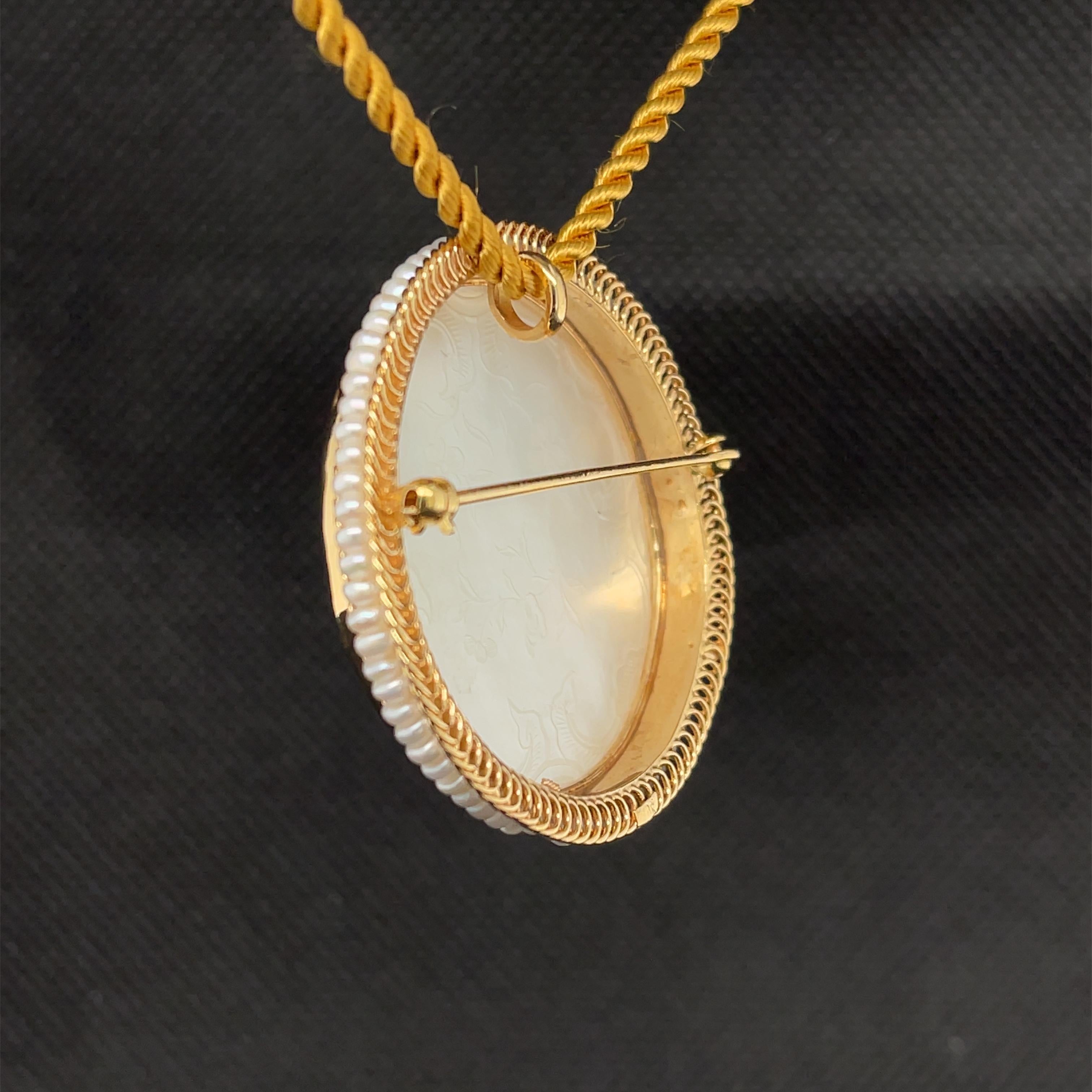 Pendentif broche ancienne en or jaune avec contrepoids de jeu en nacre et perles naturelles Neuf à Los Angeles, CA