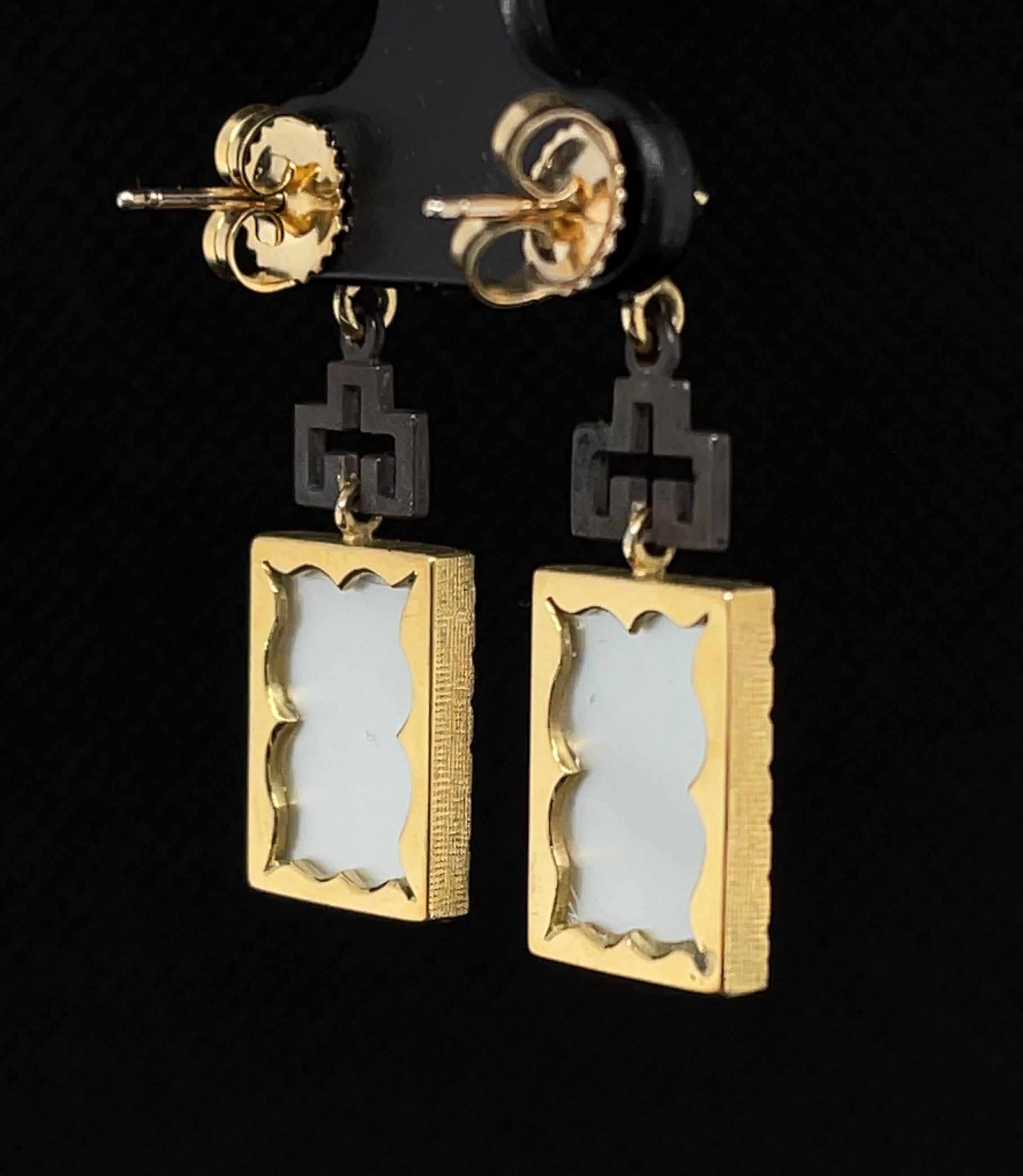 Antique Mother-of-Pearl Gambling Counter, Yellow Gold and Silver Dangle Earrings In New Condition For Sale In Los Angeles, CA