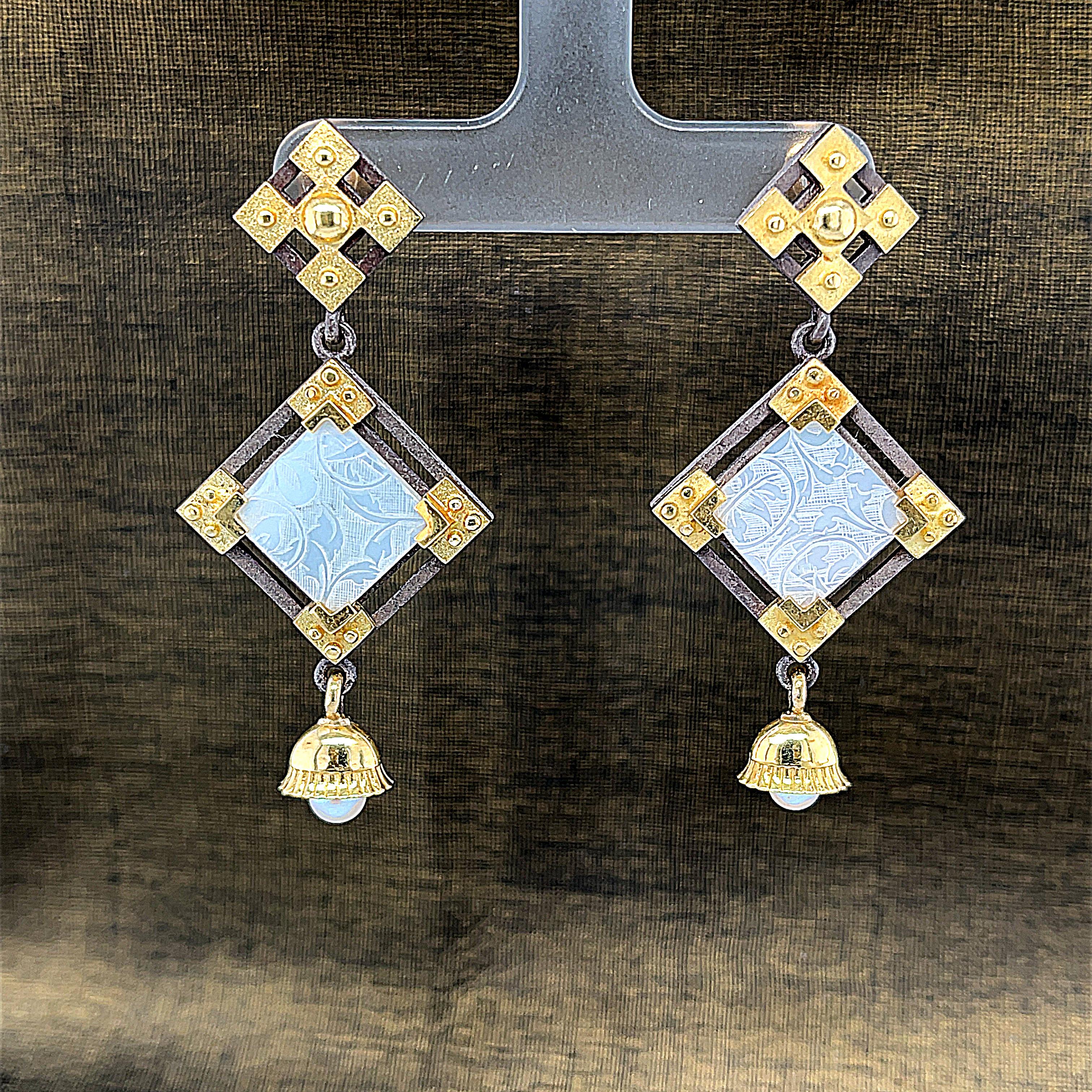 Antike Perlmutt-Spielmarke, 18k Gold und Silber, quadratische Ohrringe im Angebot 1