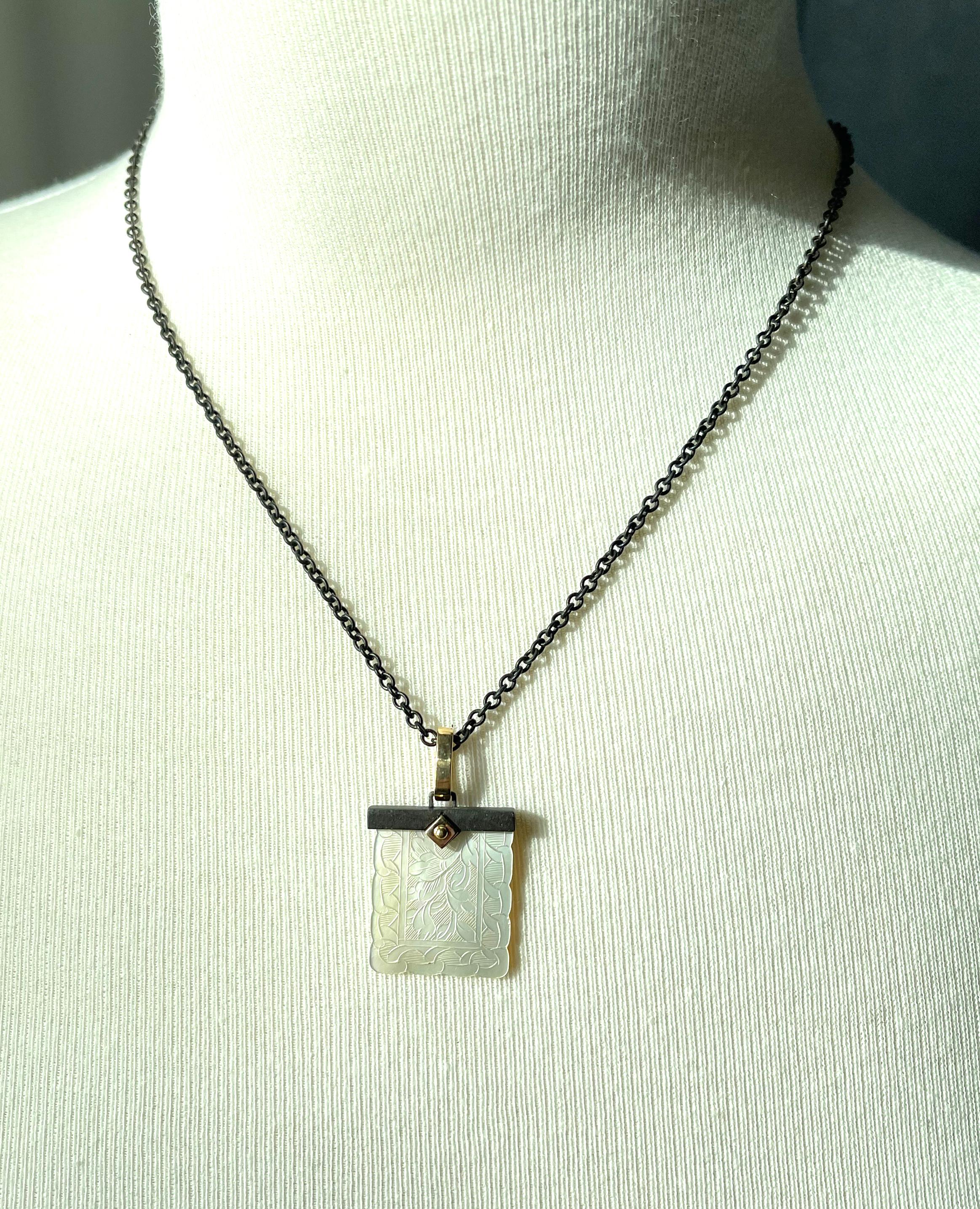 Antique Mother-of-Pearl Gaming Counter in 18K Gold and Silver Pendant with Chain For Sale 2