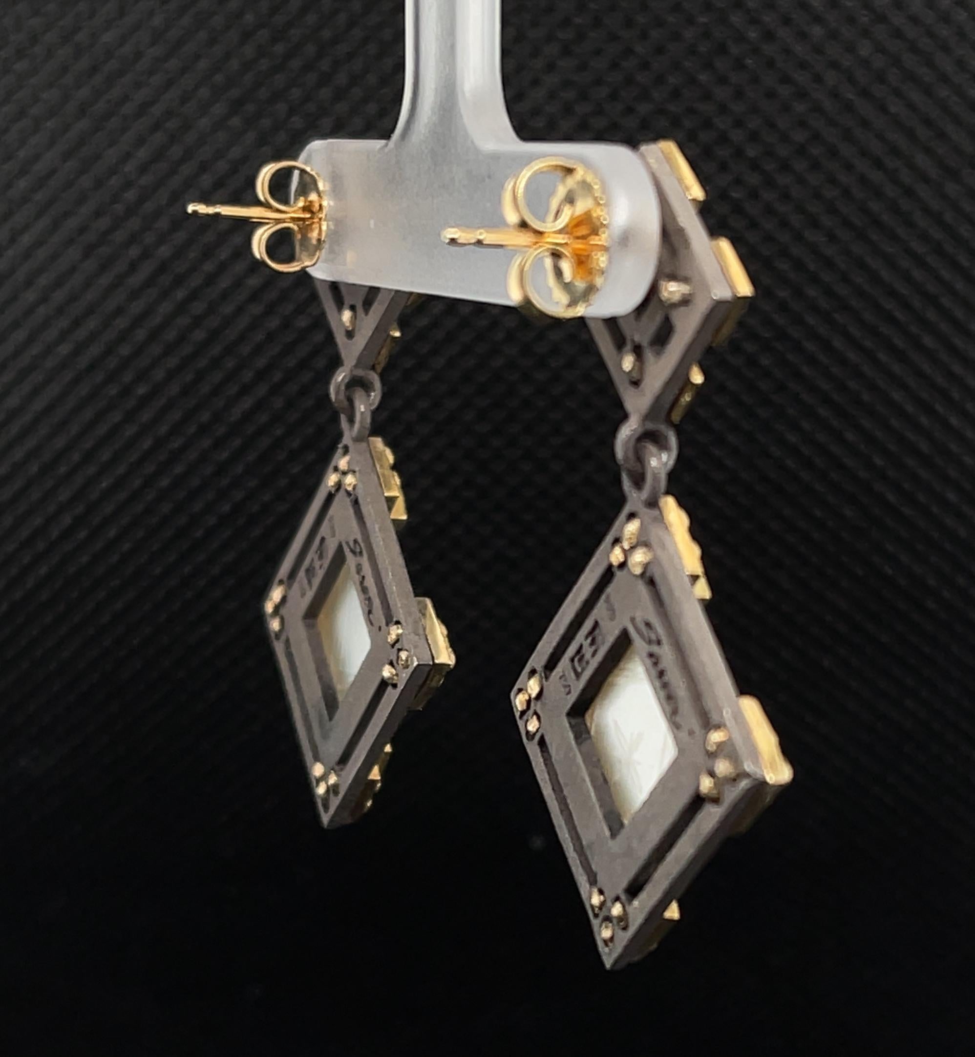 Antique Mother-of-Pearl Gaming Counter 18k Yellow Gold & Silver Dangle Earrings In New Condition For Sale In Los Angeles, CA