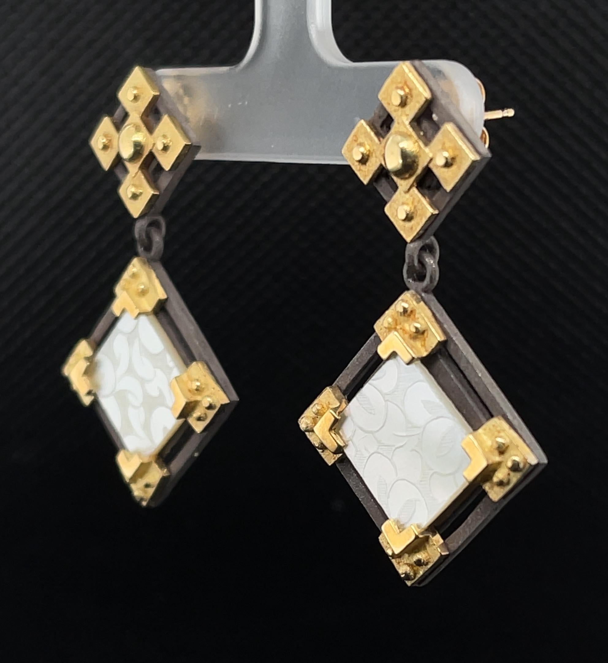 Antique Mother-of-Pearl Gaming Counter 18k Yellow Gold & Silver Dangle Earrings For Sale 1
