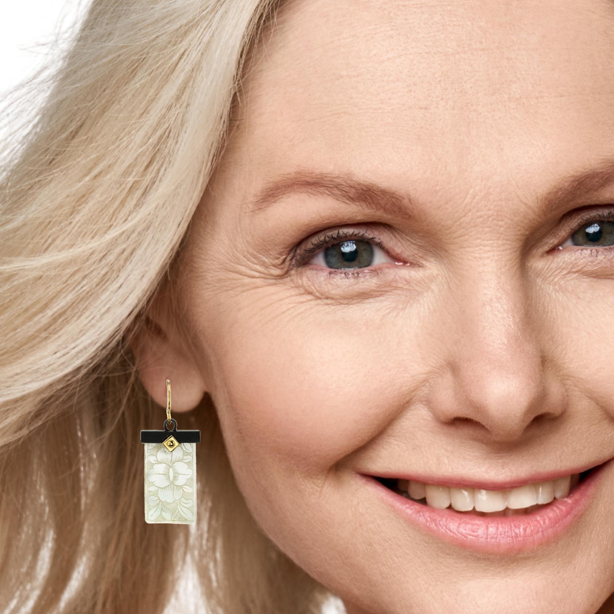 Orecchini a penzoloni in oro giallo 18k e argento con contatore di gioco di madreperla antico in vendita 2