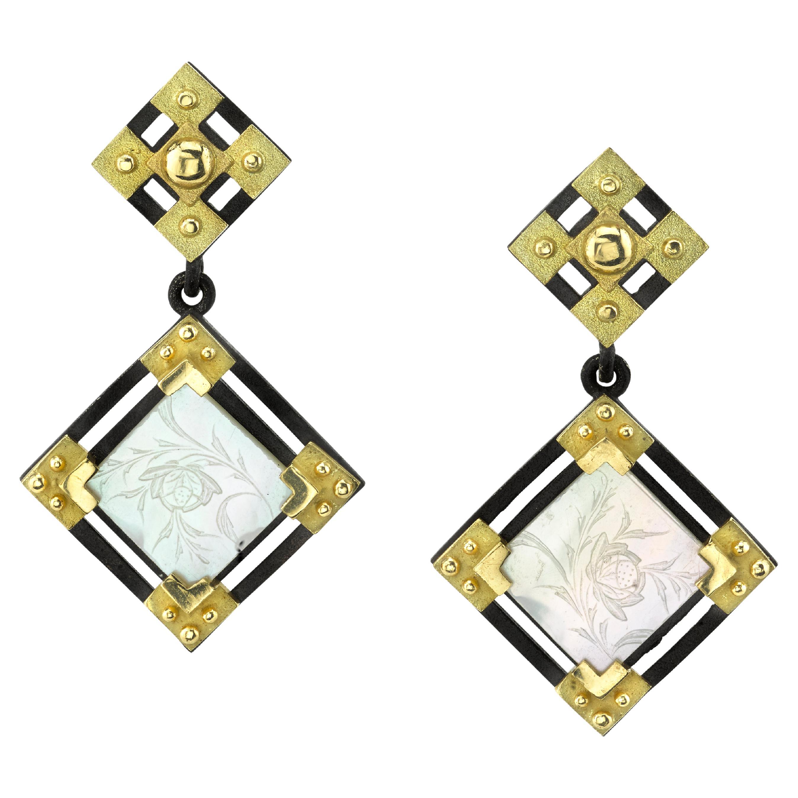 Boucles d
oreilles pendantes en or jaune 18k et argent, nacre de jeu antique en vente