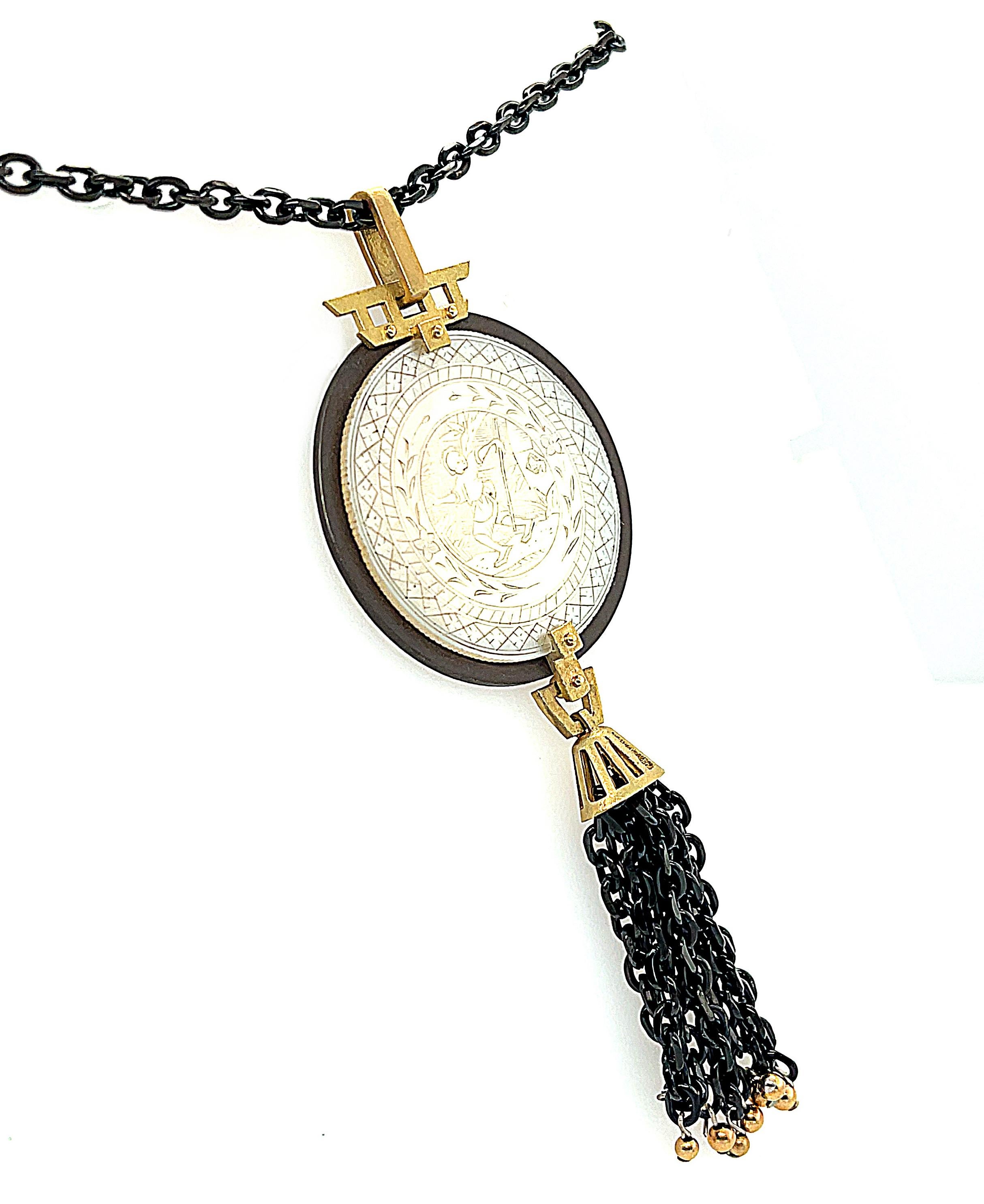 Taille mixte Collier ancien en nacre gravée et or jaune avec argent noirci en vente