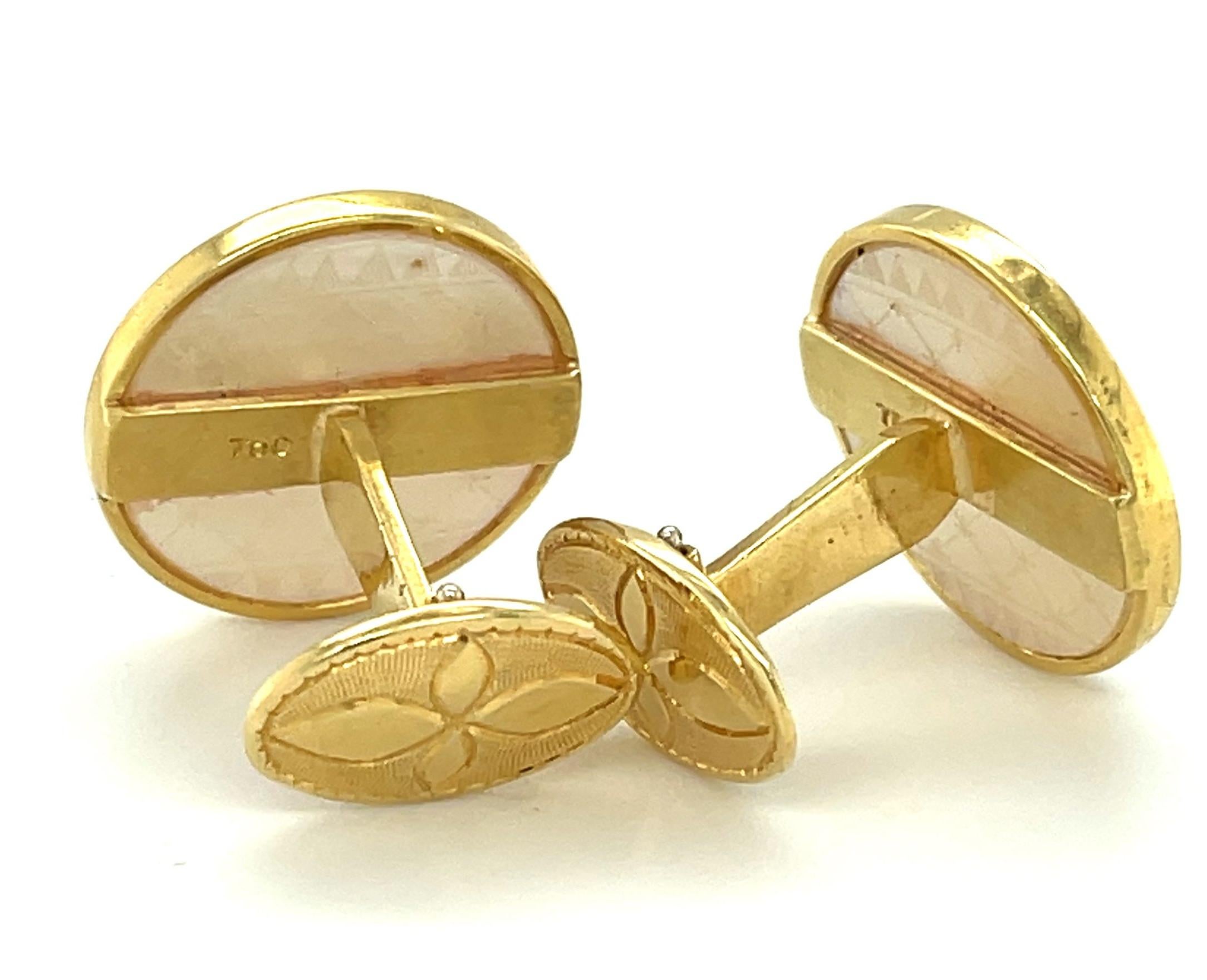 Round Cut Antique Mother-of-Pearl Gaming Counter Cufflinks in 18k Yellow Gold For Sale