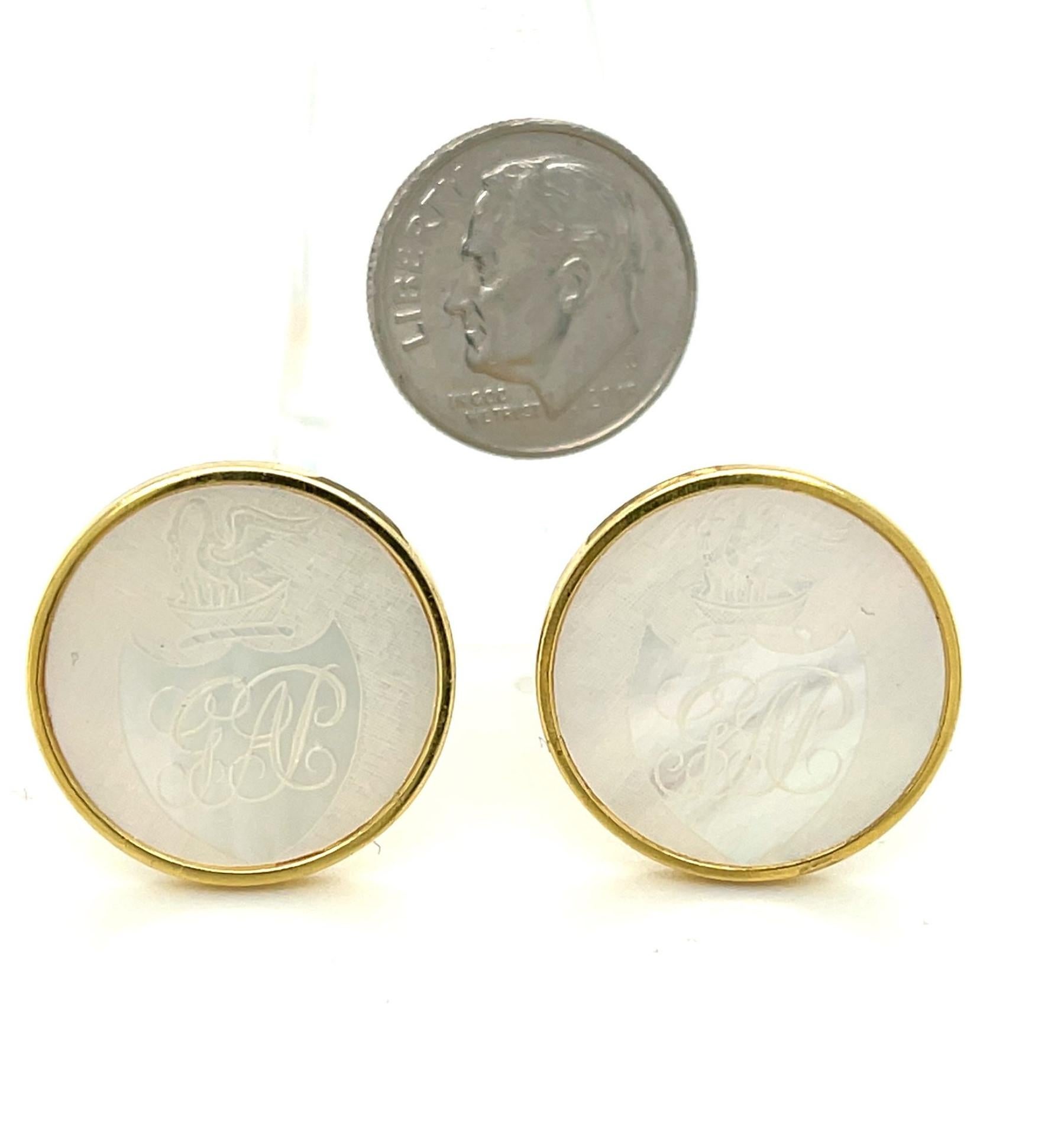 Antique Mother-of-Pearl Gaming Counter Cufflinks in 18k Yellow Gold For Sale 1