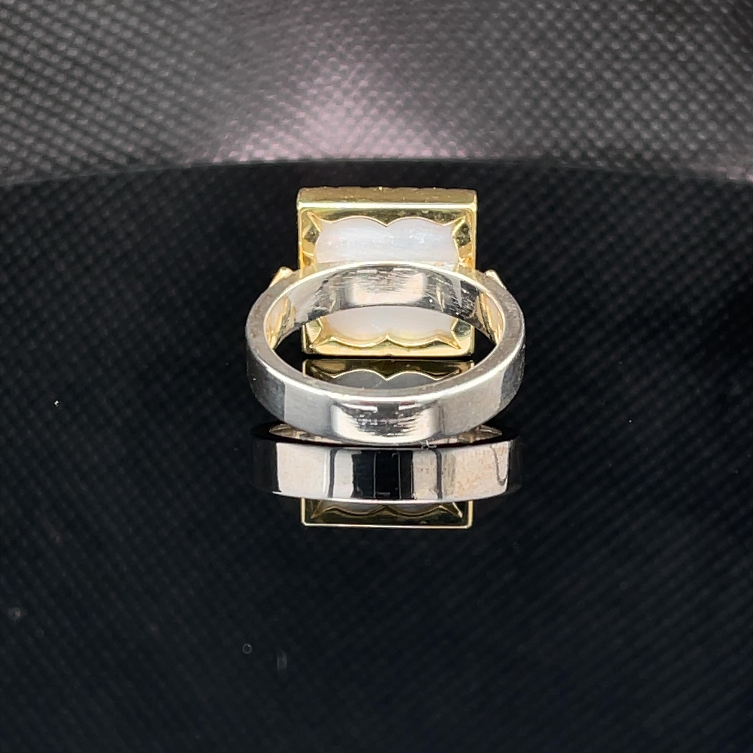 Antique Mother-of-Pearl Gaming Counter Ring in 18k Yellow Gold and Silver  In New Condition For Sale In Los Angeles, CA