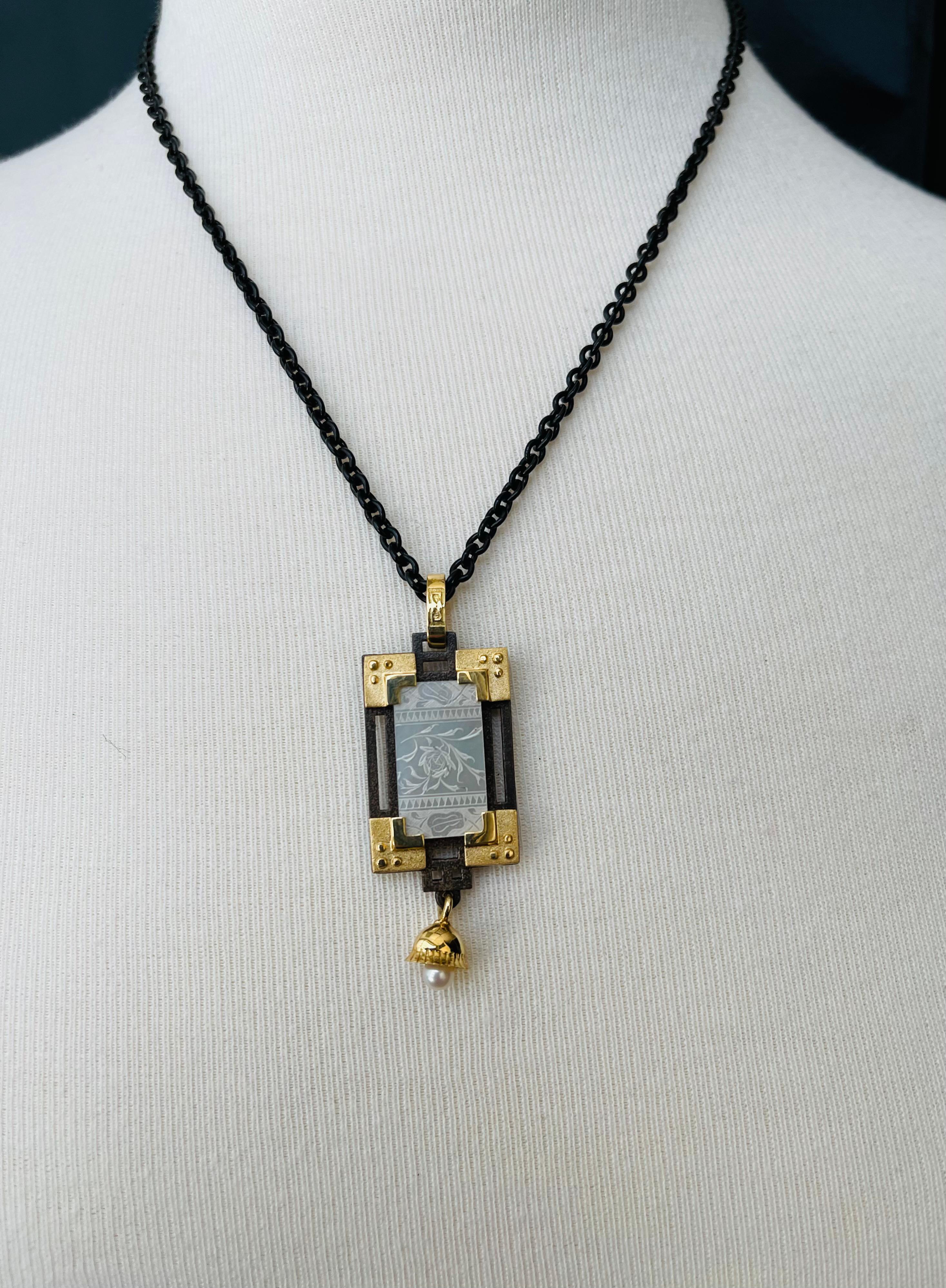 Antique Mother-of-Pearl Gaming Counter Pendant Necklace in Silver and 18k Gold For Sale 2