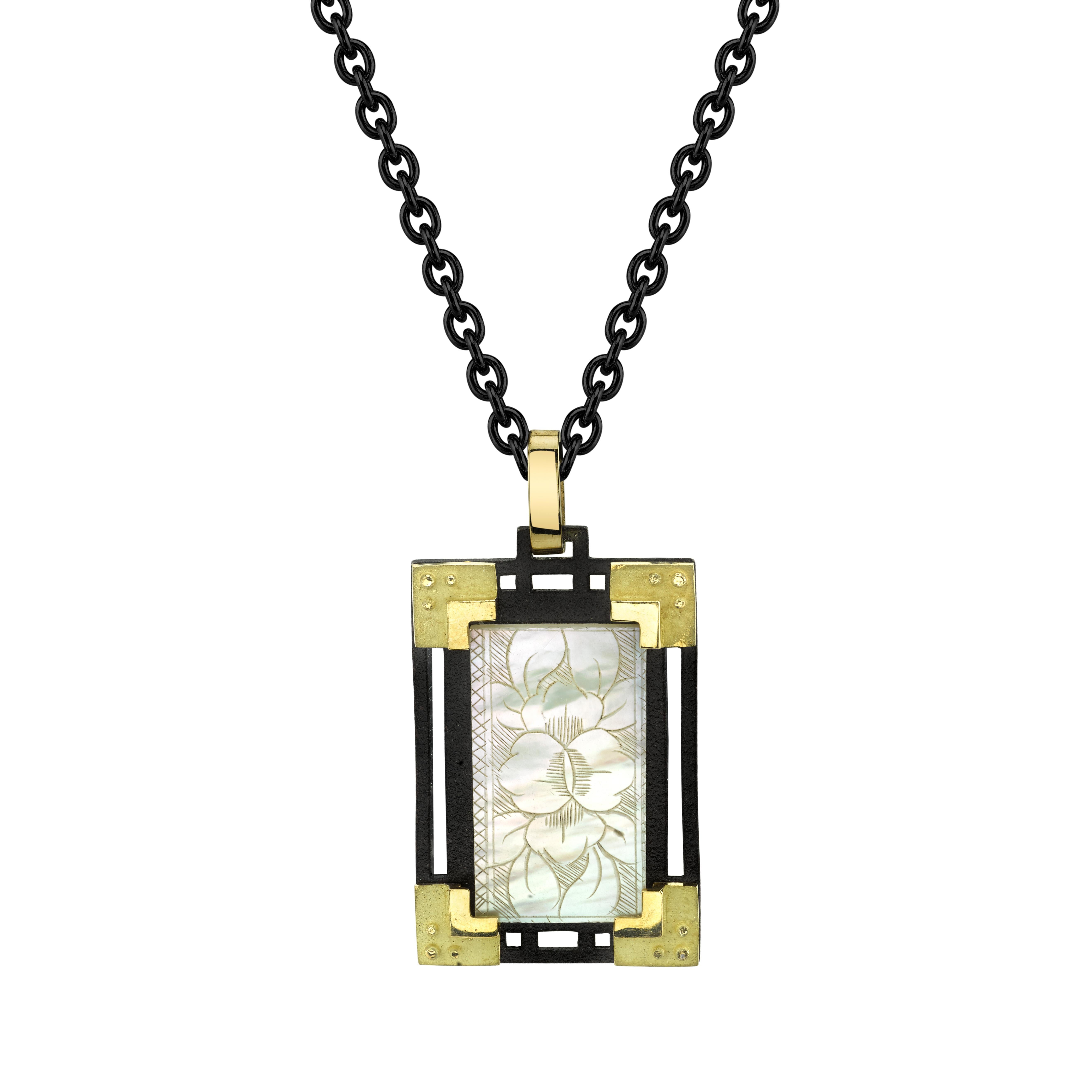 Antique Mother-of-Pearl Gaming Counter Pendant in Gold and Blackened Silver   For Sale 4