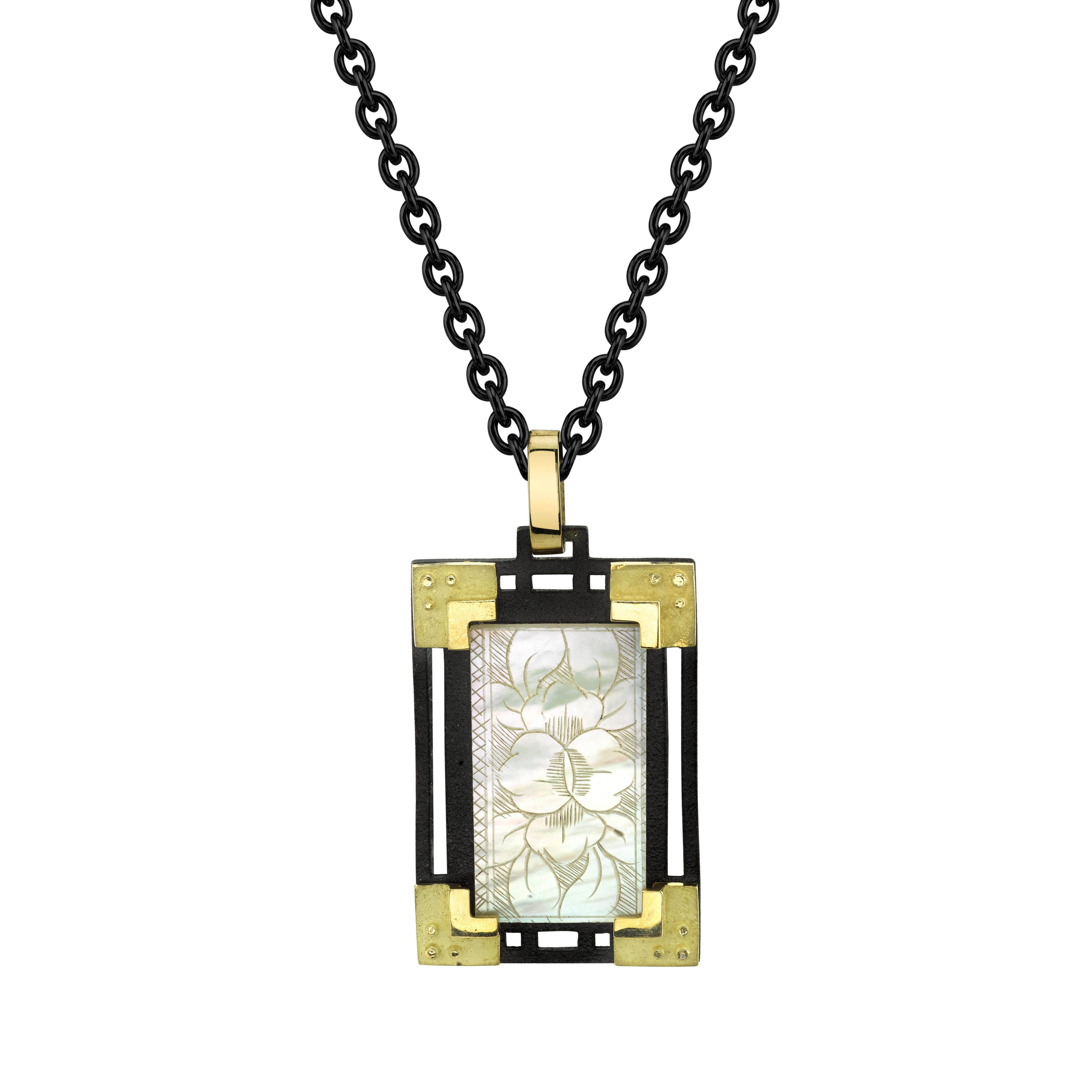 Antique Mother-of-Pearl Gaming Counter Pendant in Gold and Blackened Silver For Sale 4