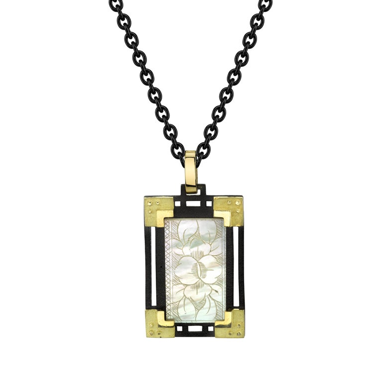 Antique Mother-of-Pearl Gaming Counter Yellow Gold Silver Pendant Necklace  For Sale 5