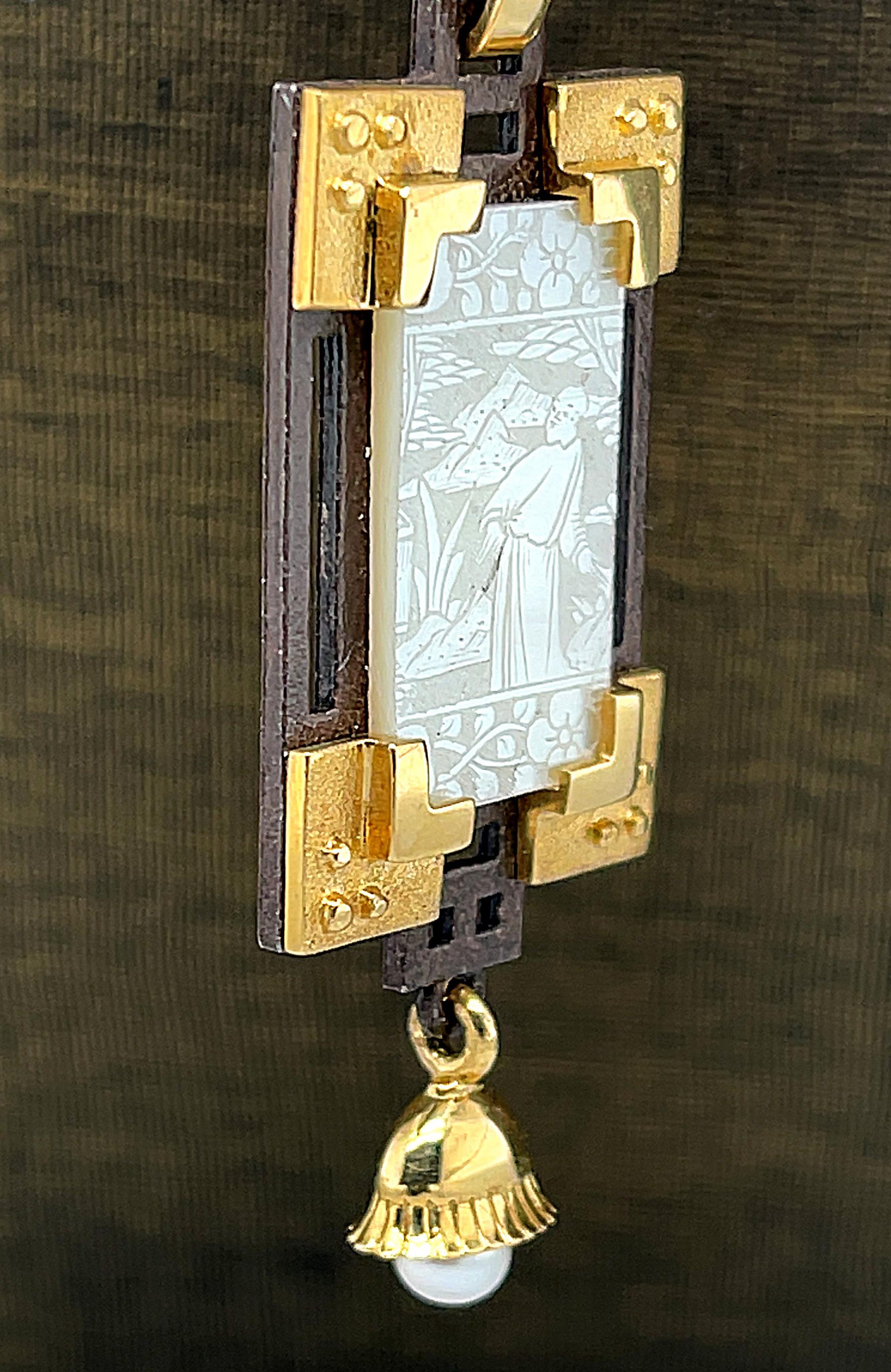 Artisan Collier pendentif ancien de comptoir de jeu en argent et or 18 carats avec nacre en vente