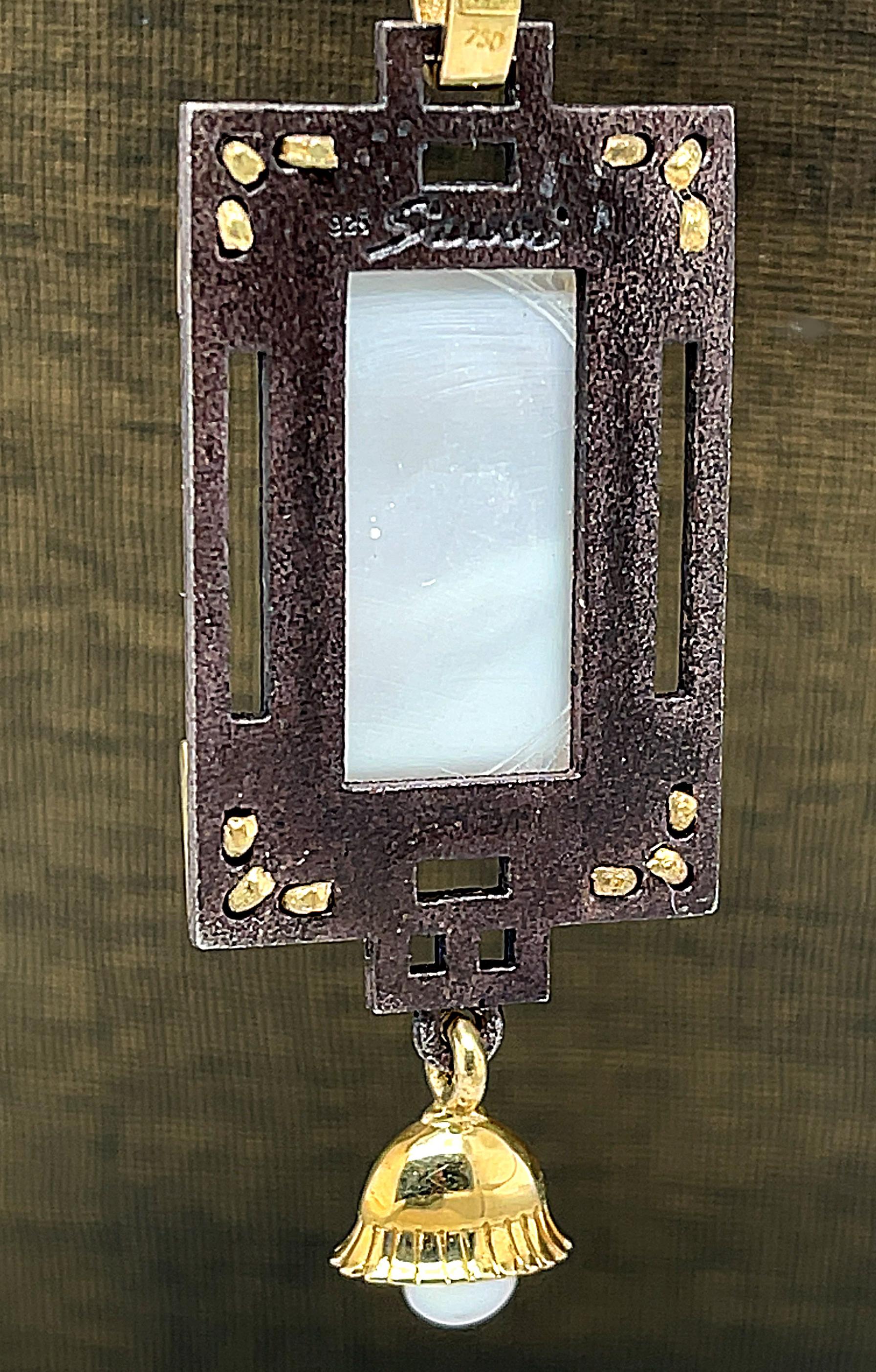 Taille mixte Collier pendentif ancien de comptoir de jeu en argent et or 18 carats avec nacre en vente