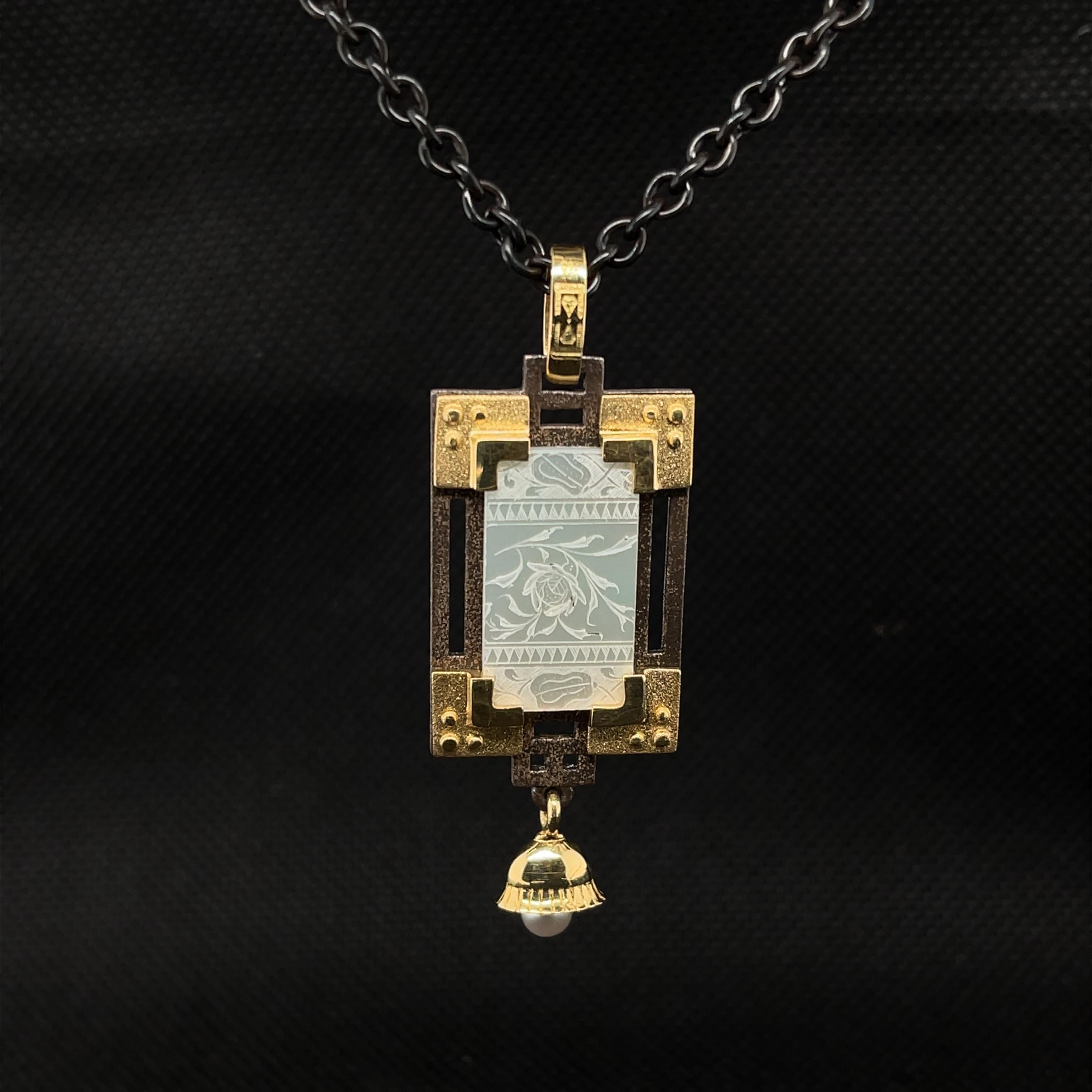 Collier pendentif ancien de comptoir de jeu en argent et or 18 carats avec nacre en vente 1