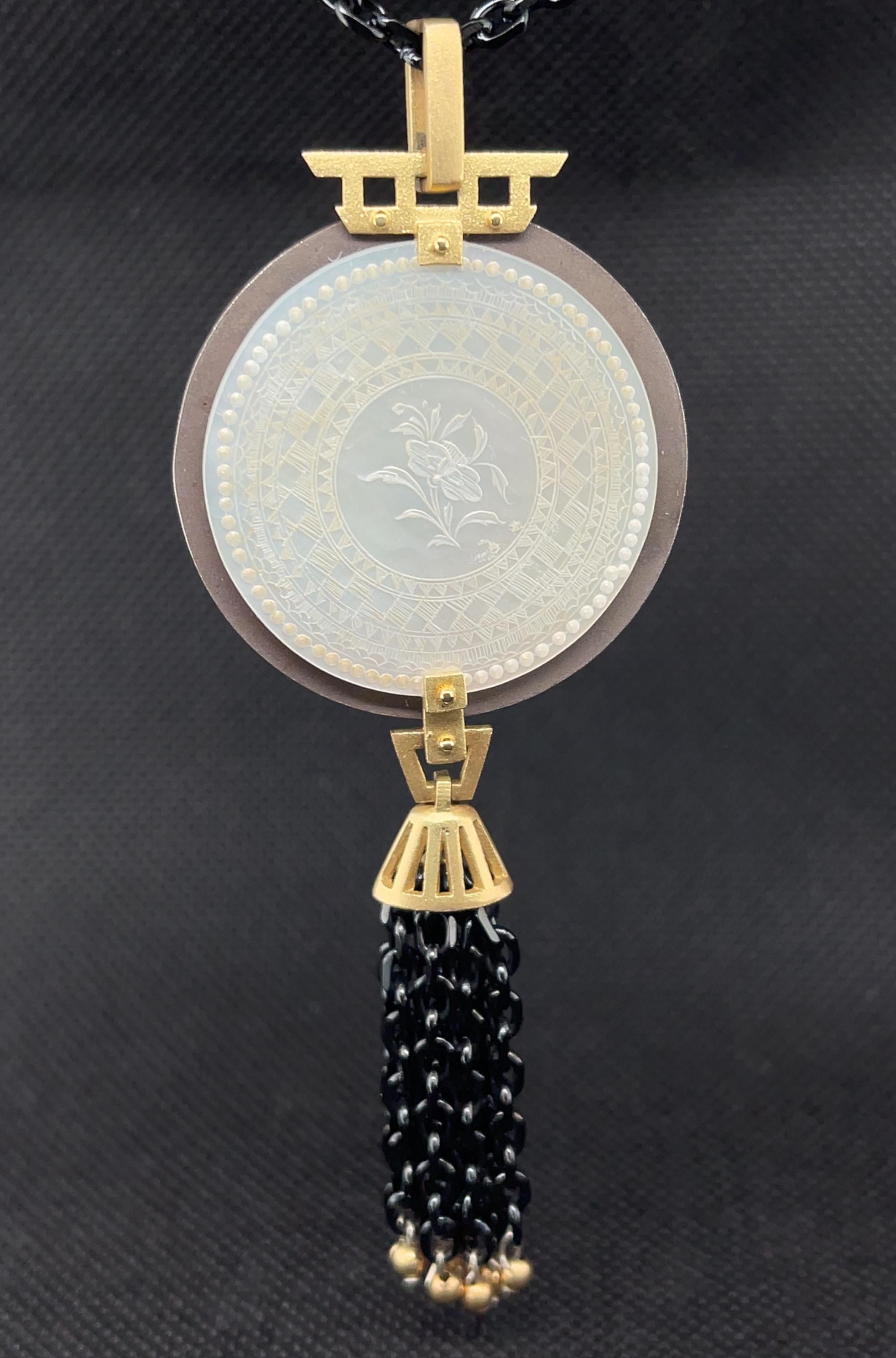 Antique Engraved Mother-of-Pearl Necklace in Yellow Gold with Blackened Silver In New Condition For Sale In Los Angeles, CA