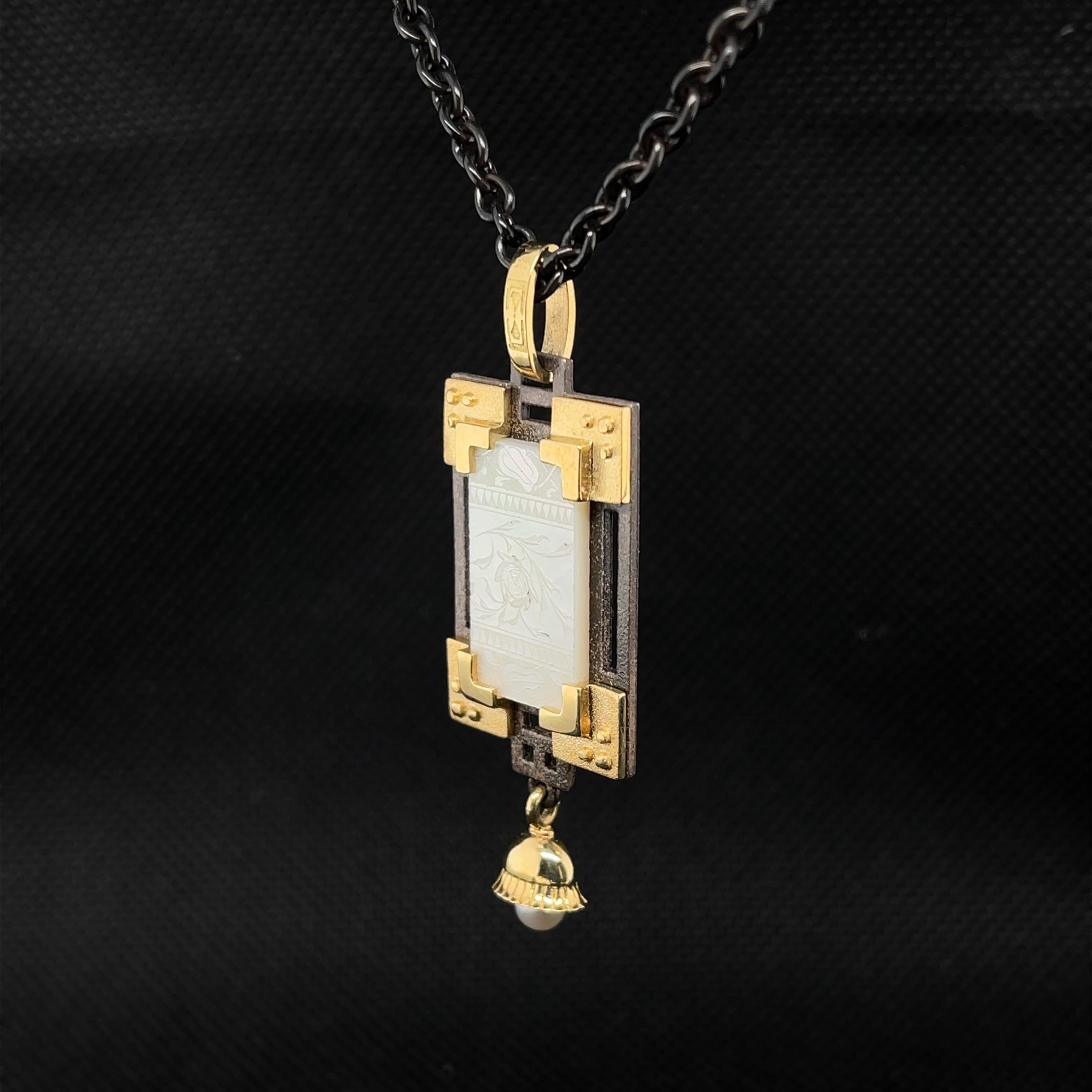 Collier pendentif ancien de comptoir de jeu en argent et or 18 carats avec nacre en vente 3