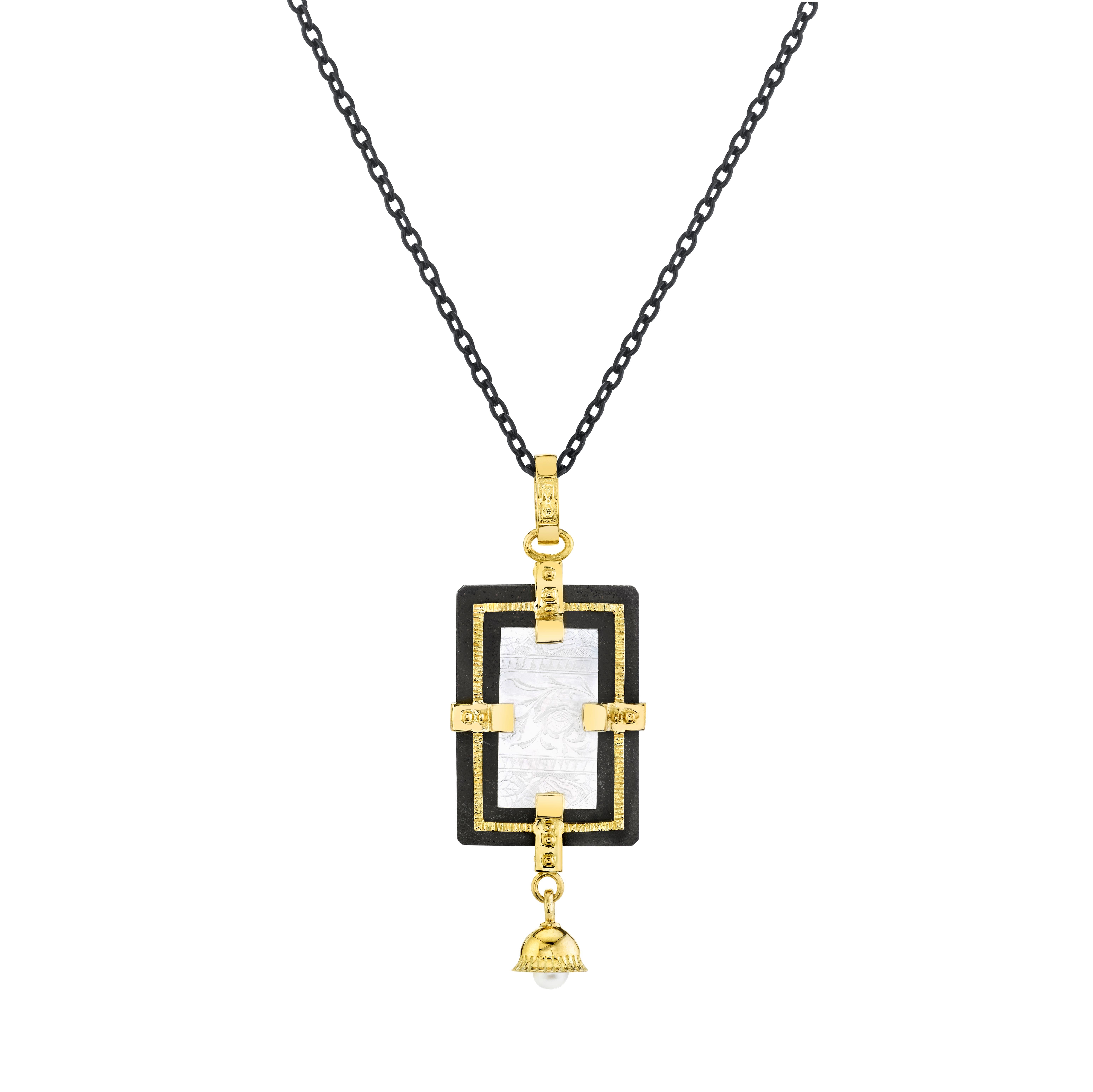 Taille mixte Antiquities Nacre Gaming Counter Or Jaune Argent Pendentif Steel Chain en vente
