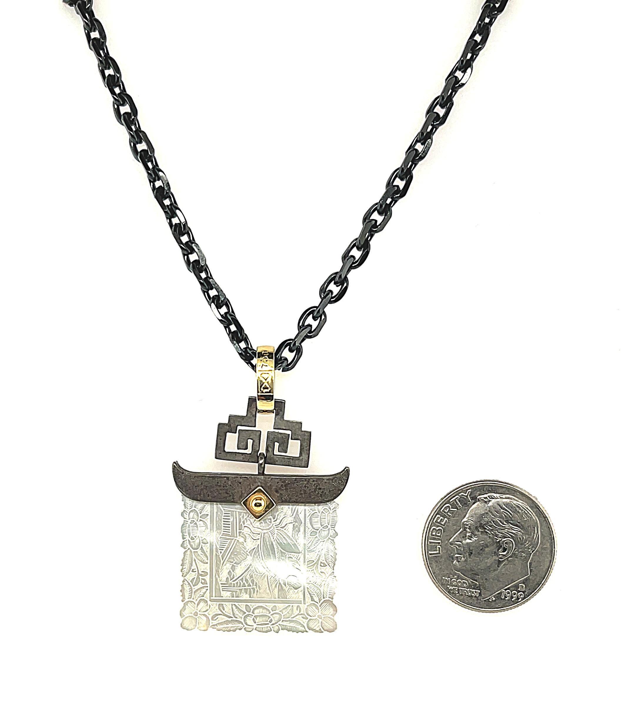 Antique Mother-of-Pearl Gaming Counter Pendant in Yellow Gold and Silver  In New Condition For Sale In Los Angeles, CA