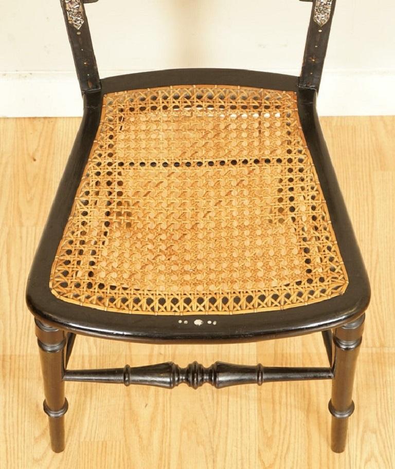 Antiker ebonisierter Regency-Stuhl mit Perlmutt-Intarsien, um 1815 (19. Jahrhundert) im Angebot