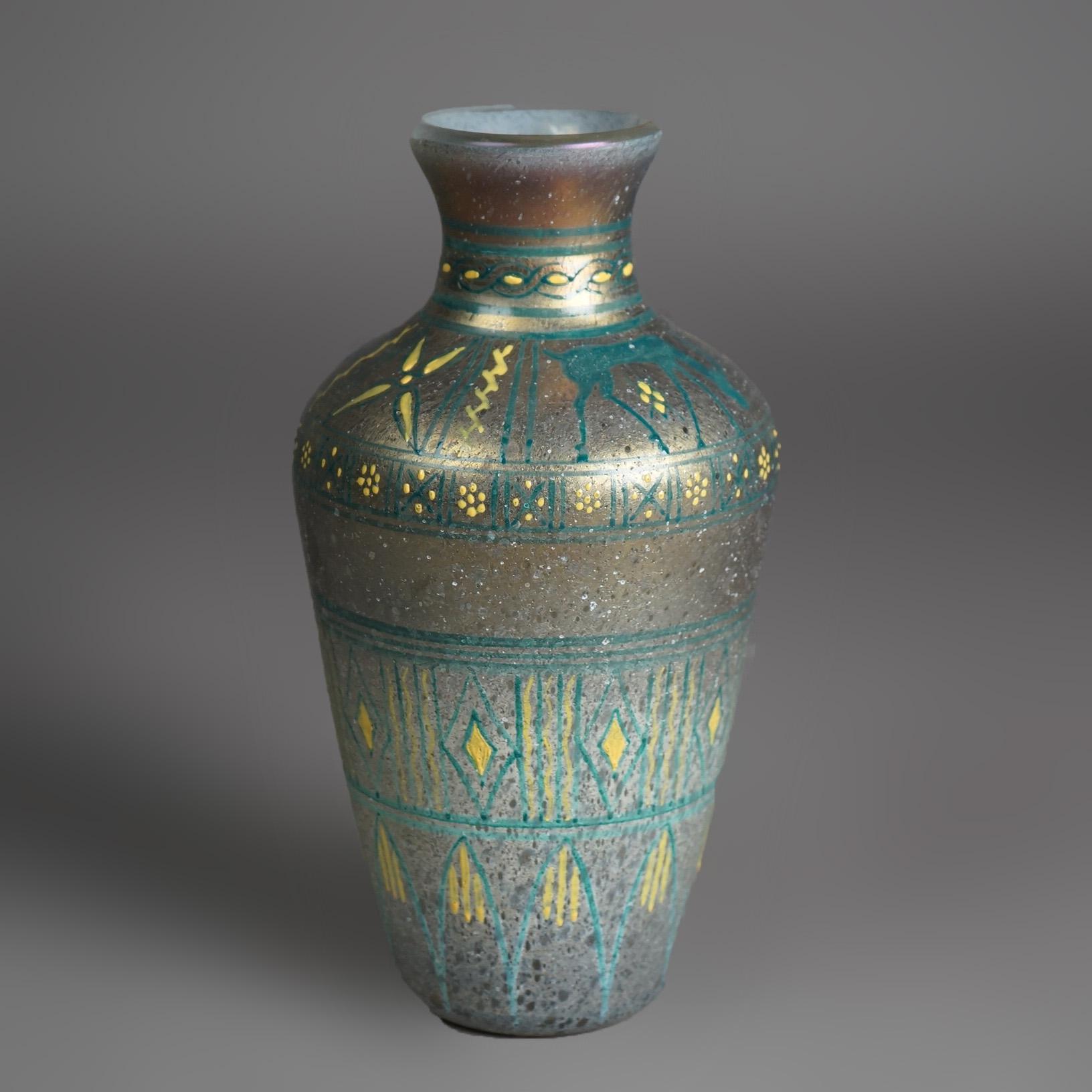 Eine antike Mount Washington Egyptian Revival figurale Vase bietet Kunstglas mit handgemaltem Stammesmotiv und Antilopenfigur, um 1900

Maße - 9,5 