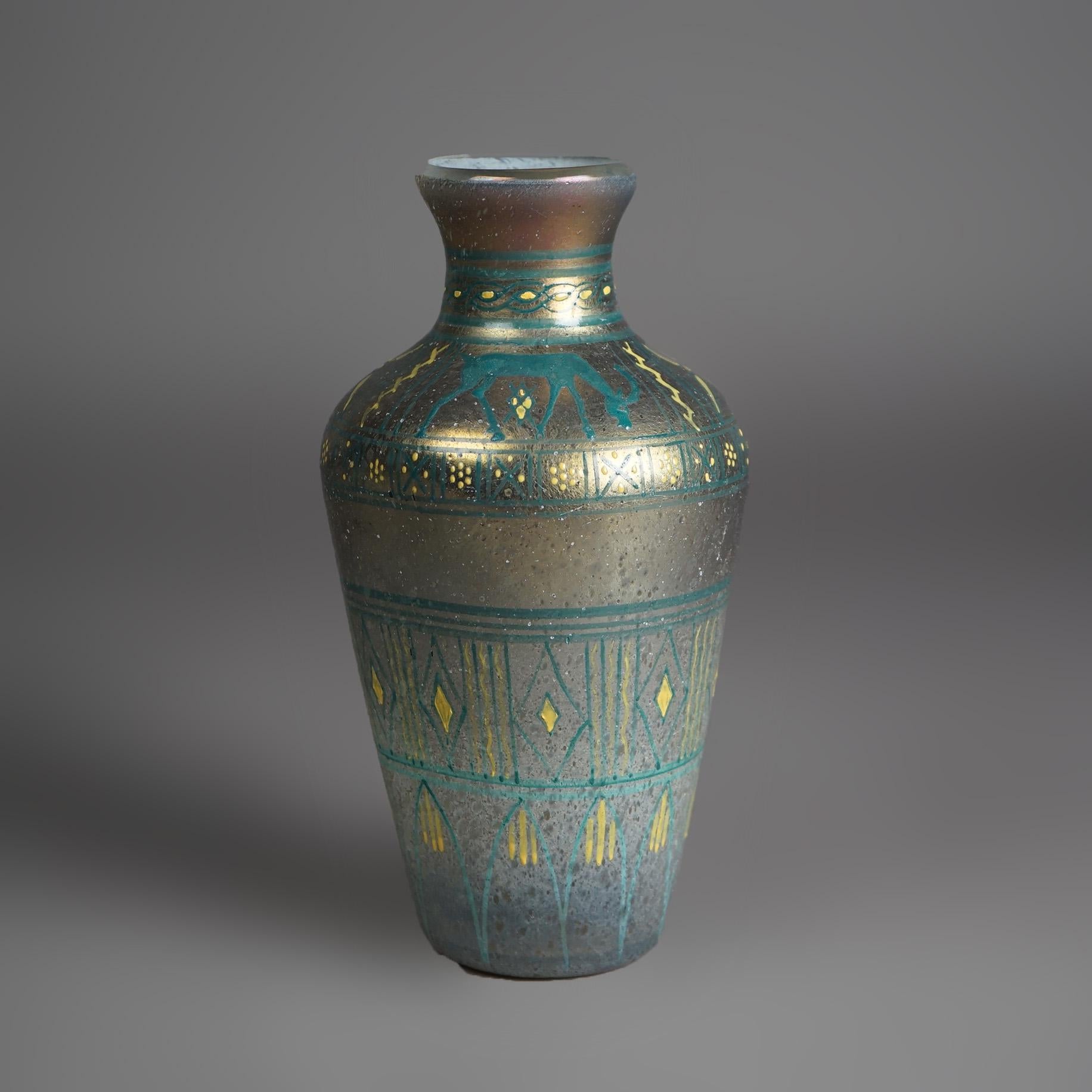 20ième siècle Vase Figural en Verre d'Art Antique Revival Egyptien de Mount Washington Circa 1900 en vente