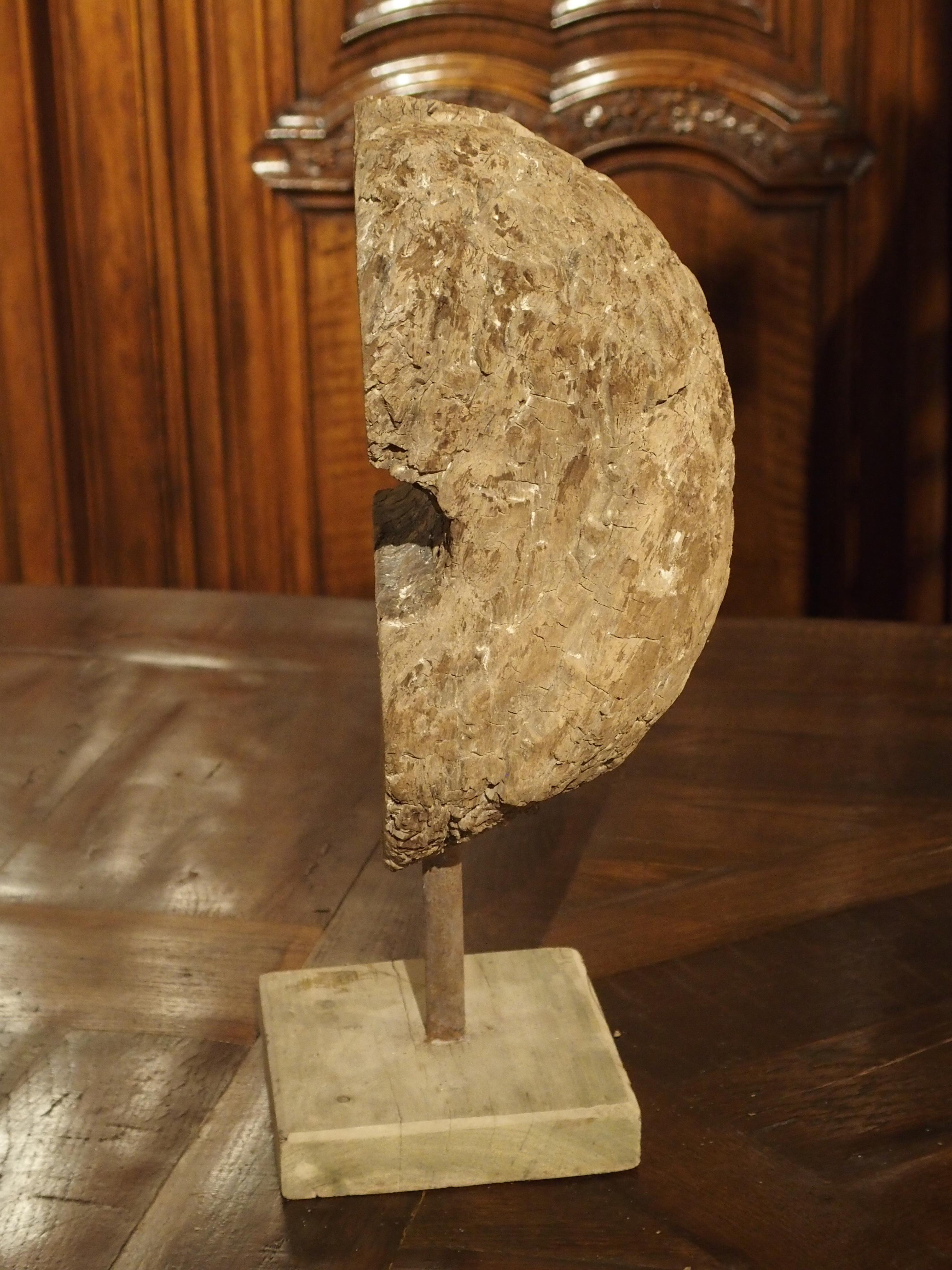 Sculpté à la main roue d'antiquités à demi-pull montée d'Inde en vente