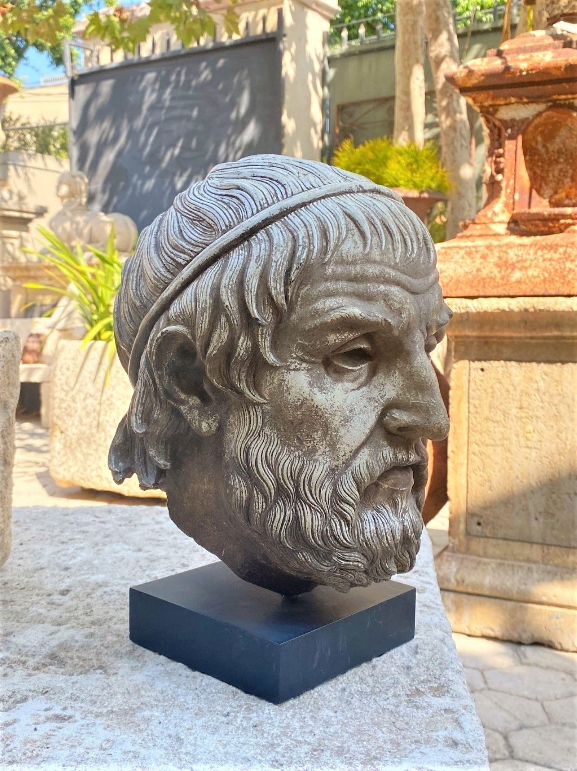 Européen Anciennement monté sur une sculpture de tête de Zeus en fonte, Bibelot décoratif en Californie en vente
