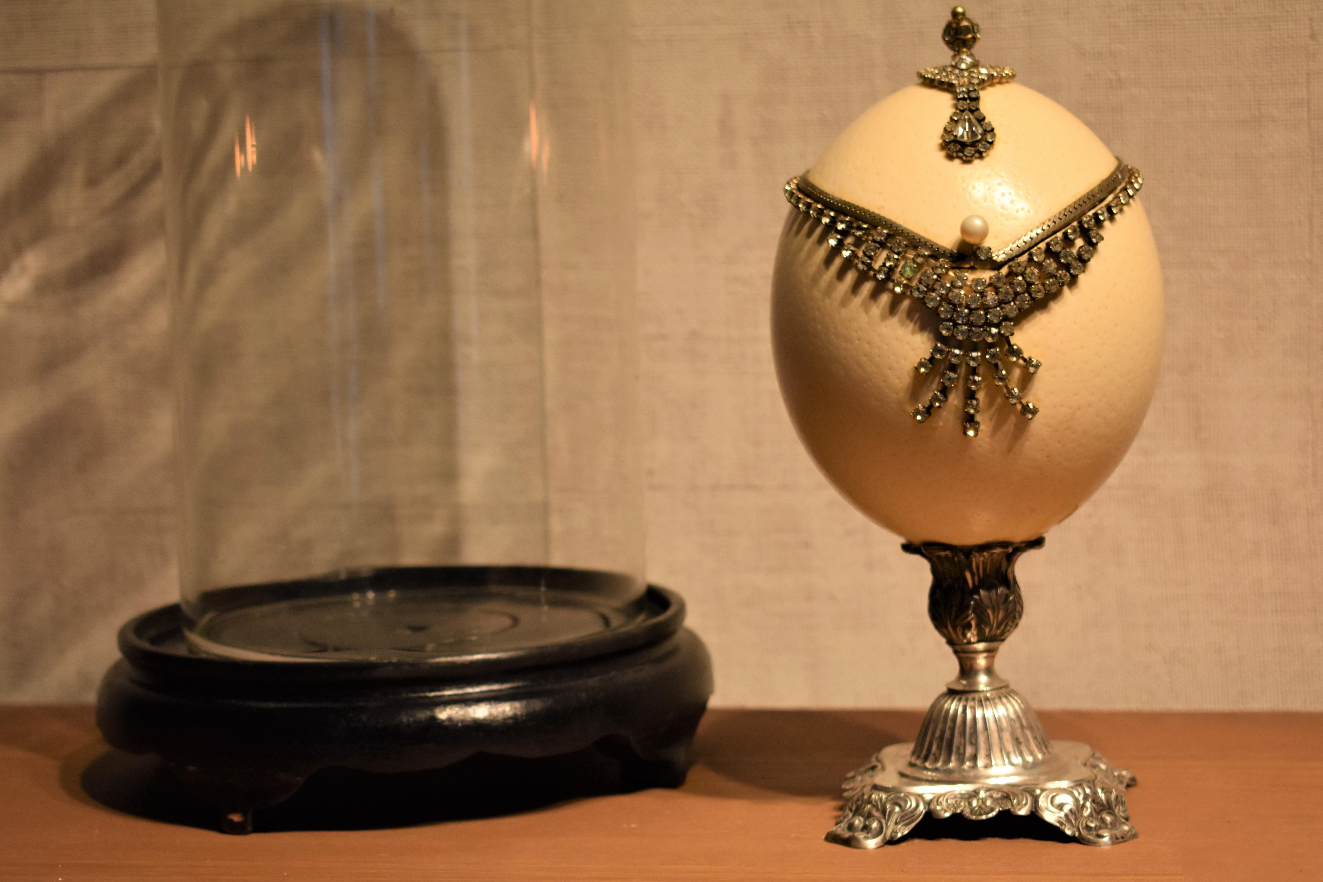 Antique silver mounted ostrich egg box decorated with rhinestones under a glass dome

This stunning ostrich egg is be jeweled and decorated with a large number of Rhinestones which sparkle and give a beautiful effect. The Rhinestones are carefully