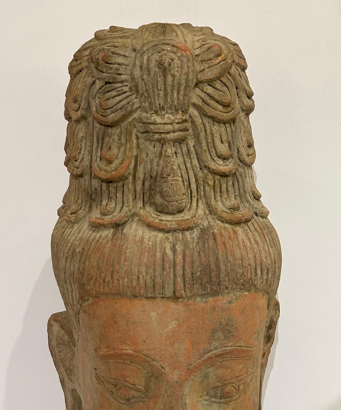 Cinese Bodhisattva antico di terracotta montato in vendita
