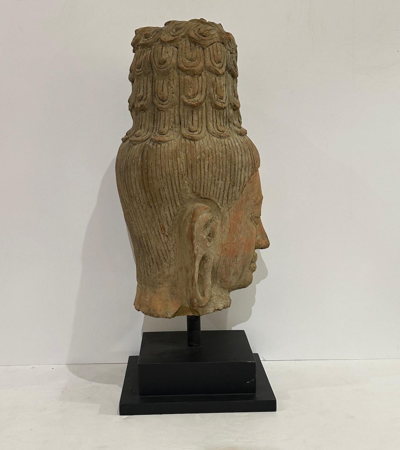 Bodhisattva antico di terracotta montato In condizioni buone in vendita a Los Angeles, CA