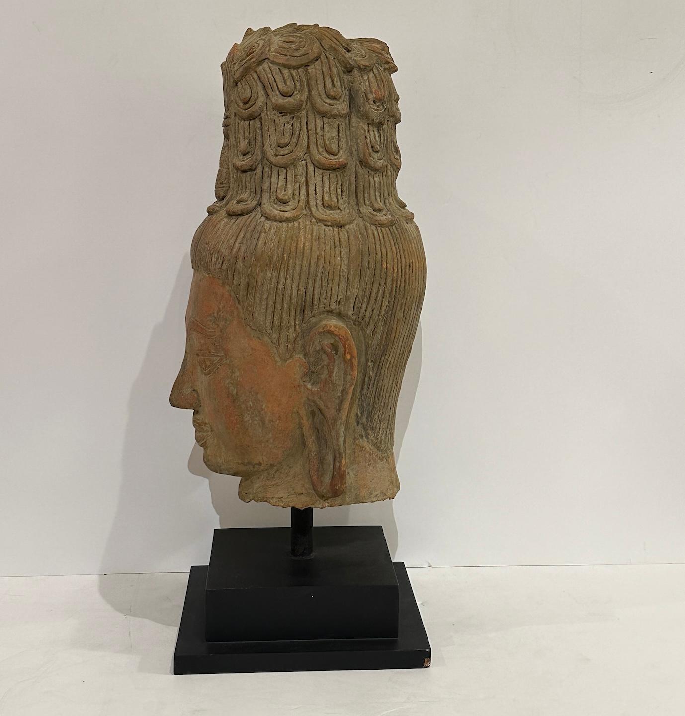 XIX secolo Bodhisattva antico di terracotta montato in vendita