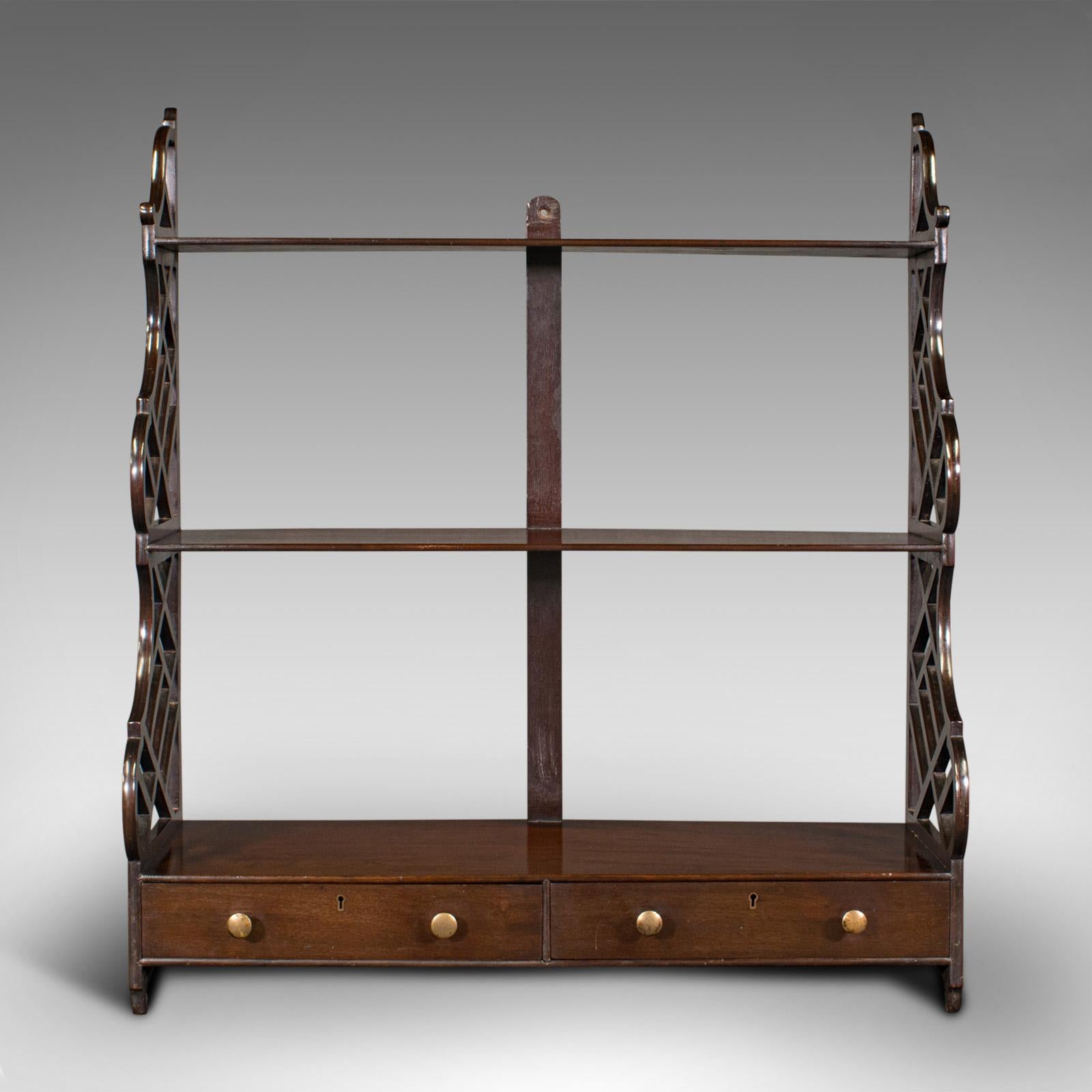 Se trata de una antigüedad montada no sé qué. Una estantería de pared inglesa, de caoba y gusto chinoiserie, de finales del periodo victoriano, hacia 1900.

Atractivos estantes expositores de pared con un acabado distintivo
Muestra una deseable
