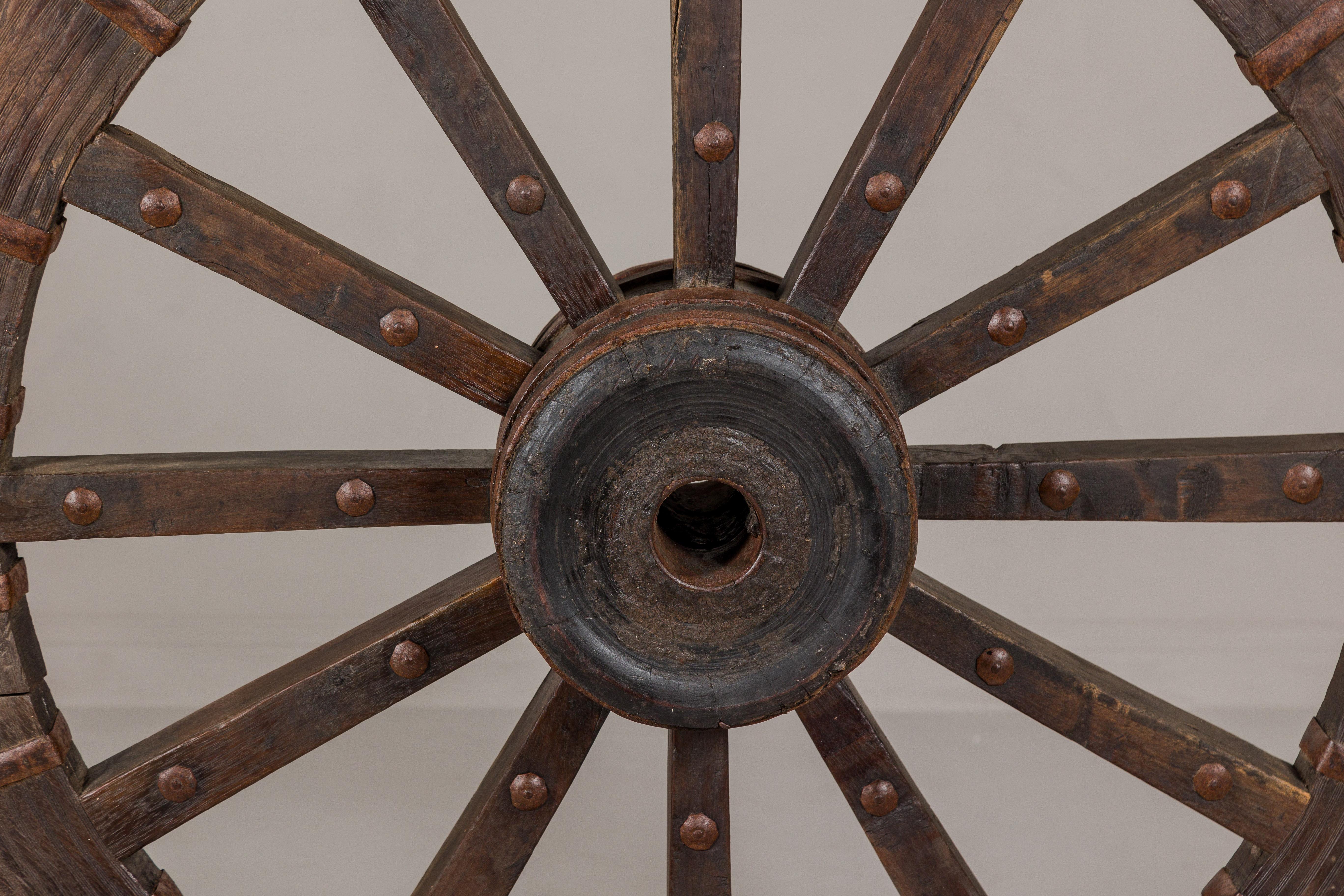 Roue en bois et métal montée sur une antiquité et soudée à une base en métal sur mesure Bon état - En vente à Yonkers, NY
