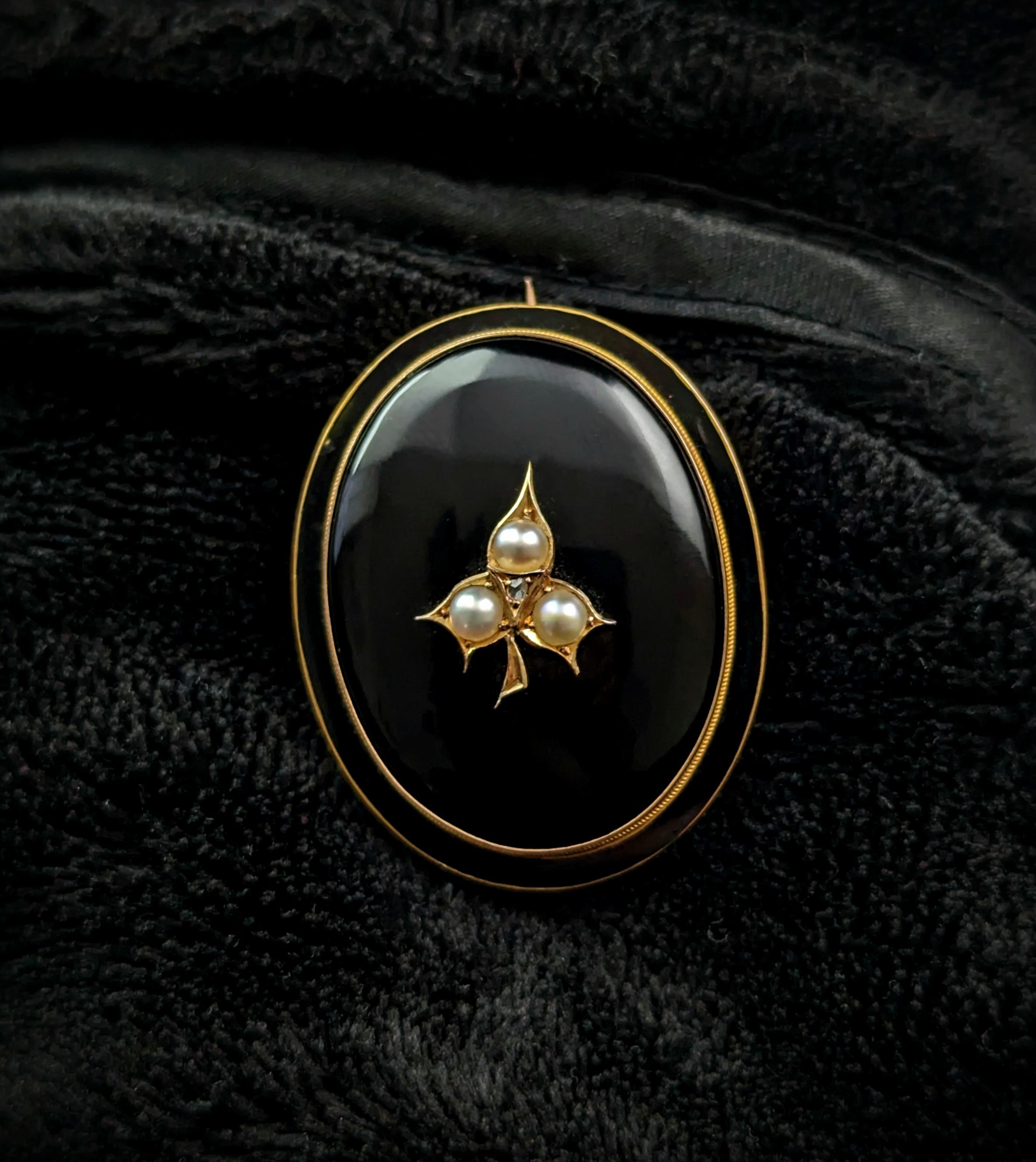 Antique Mourning brooch, Onyx, Pearl and Diamond, 15k gold, Ivy leaf  For Sale 3